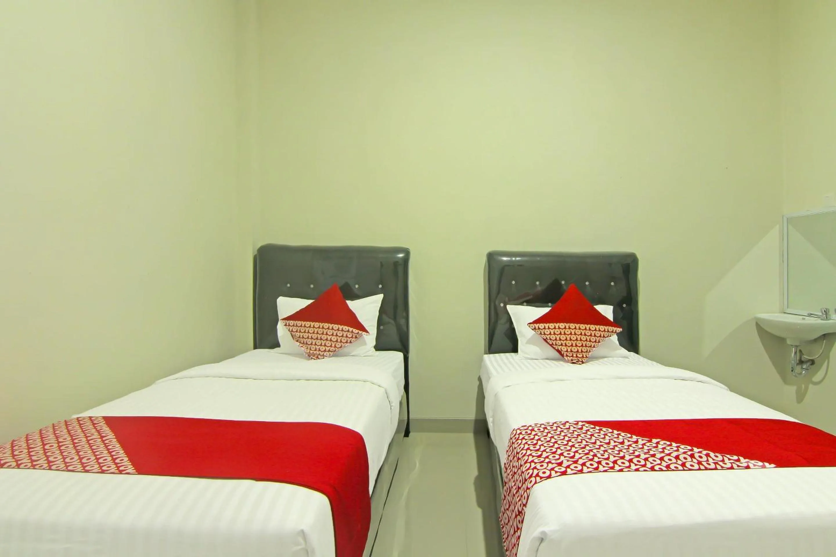 Superior Twin Room in Danceneter Padang formerly Utama Residence