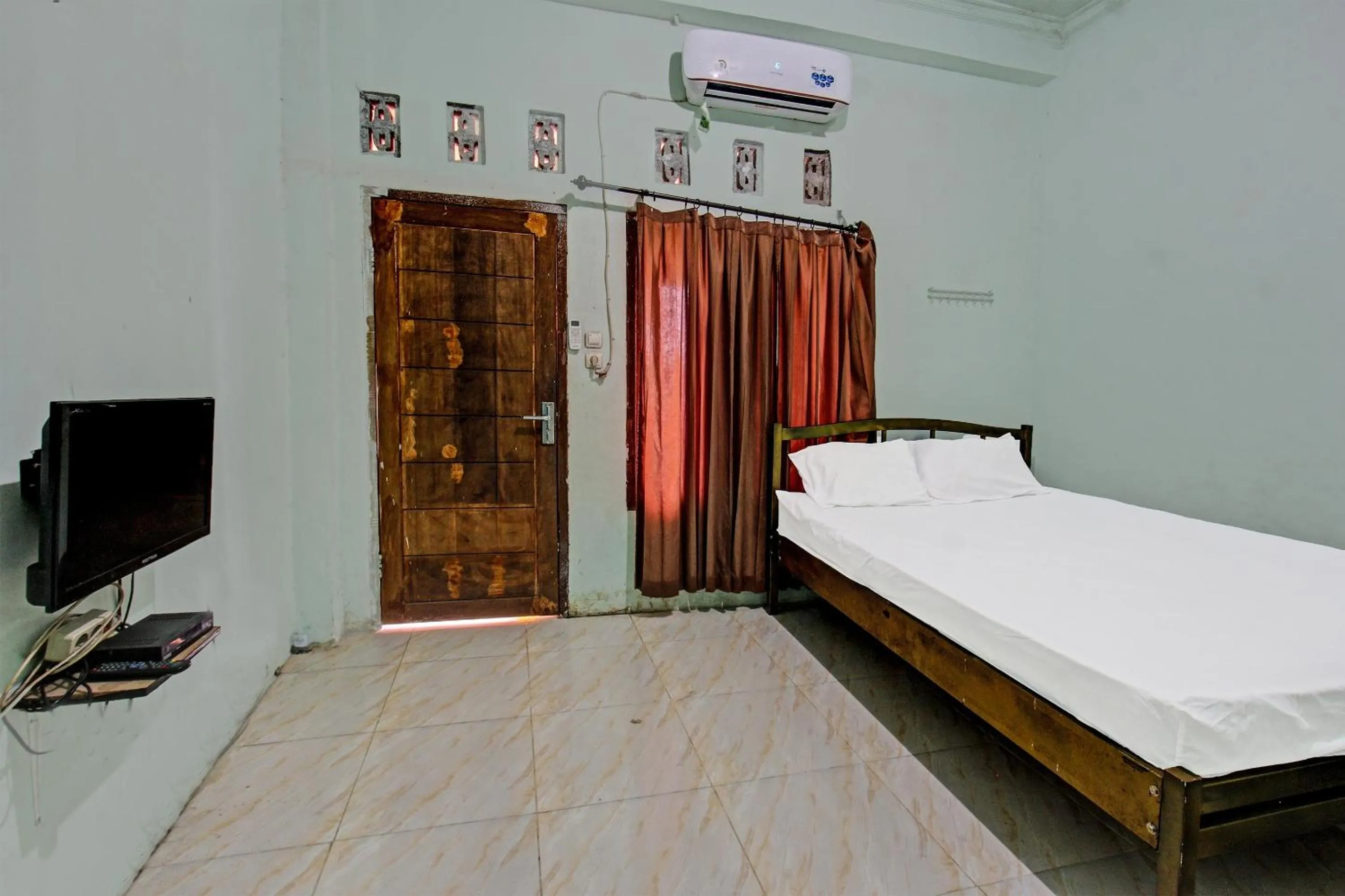 Double Room in Hotel O Homestay Bang HajiNearLapangan Penujak ( Inen Gonggang)