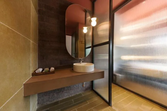 Queen Room with Pool View in East India House