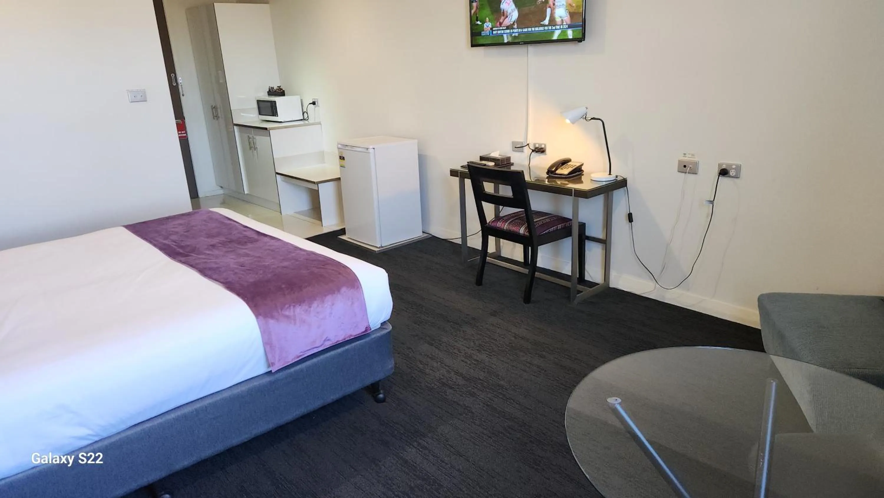 Queen Room - Disability Access in The Grand Motel