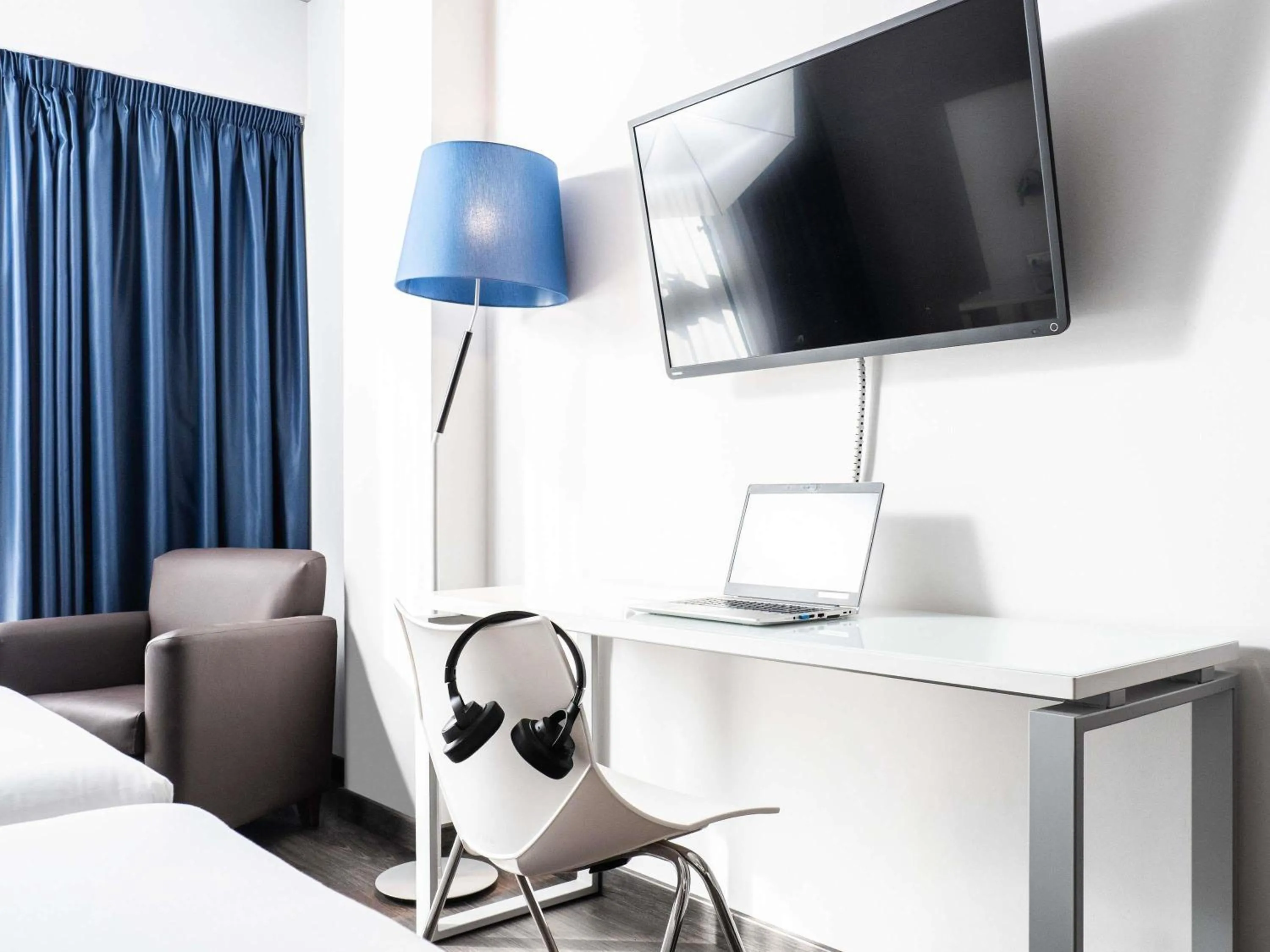Family Suite - Two Connecting Rooms in Ibis Styles A Coruna