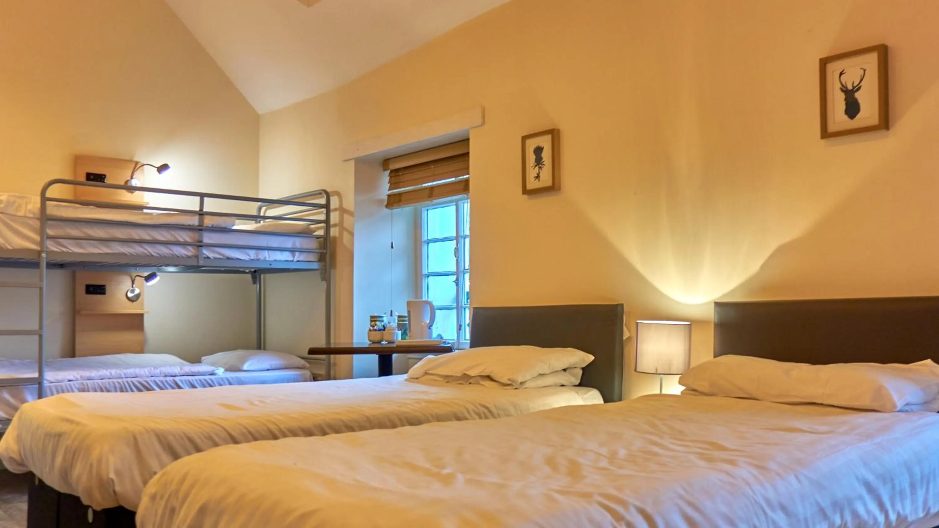 Family Room with Bathroom in Callander Hostel