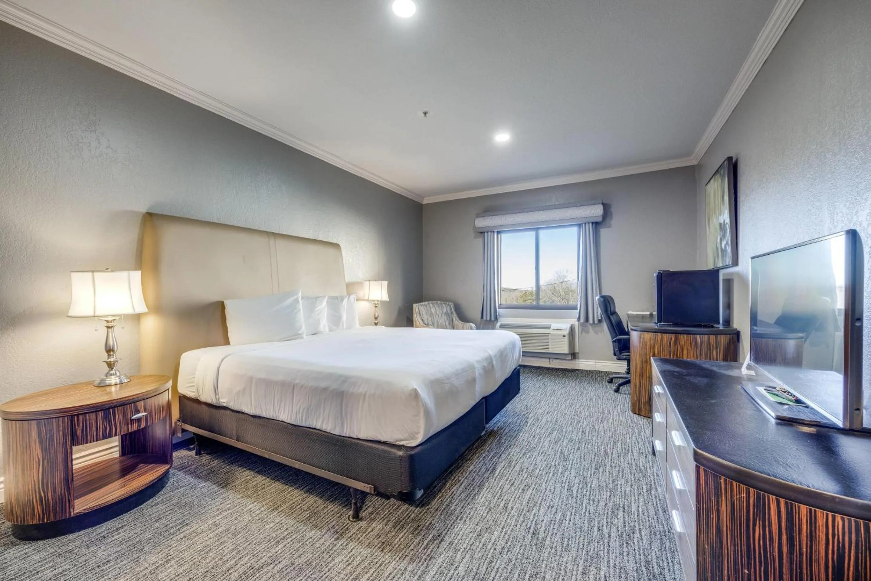 King Room with Lake View - Non-smoking in Tanglewood Resort on Lake Texoma, an Ascend Collection Resort