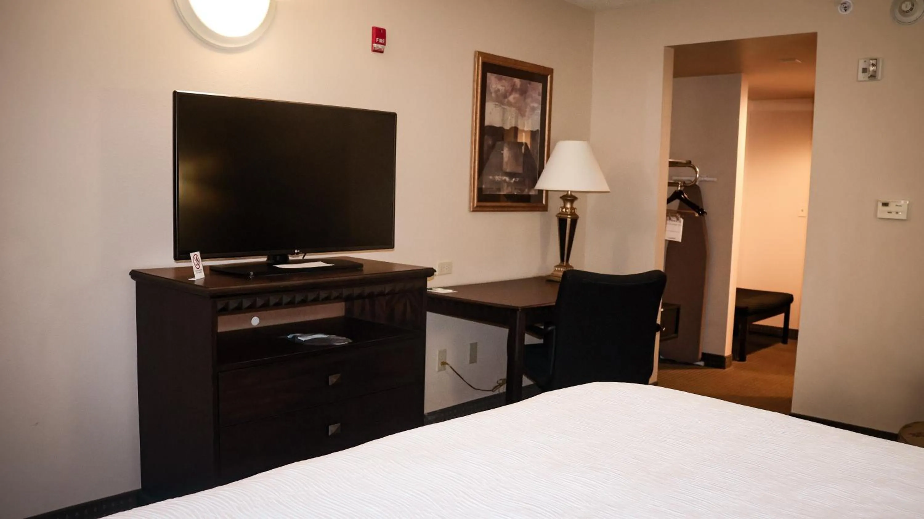 King Room with Bath Tub - Mobility Accessible/Non-Smoking in Wingate by Wyndham Peoria - Complimentary Area Shuttle