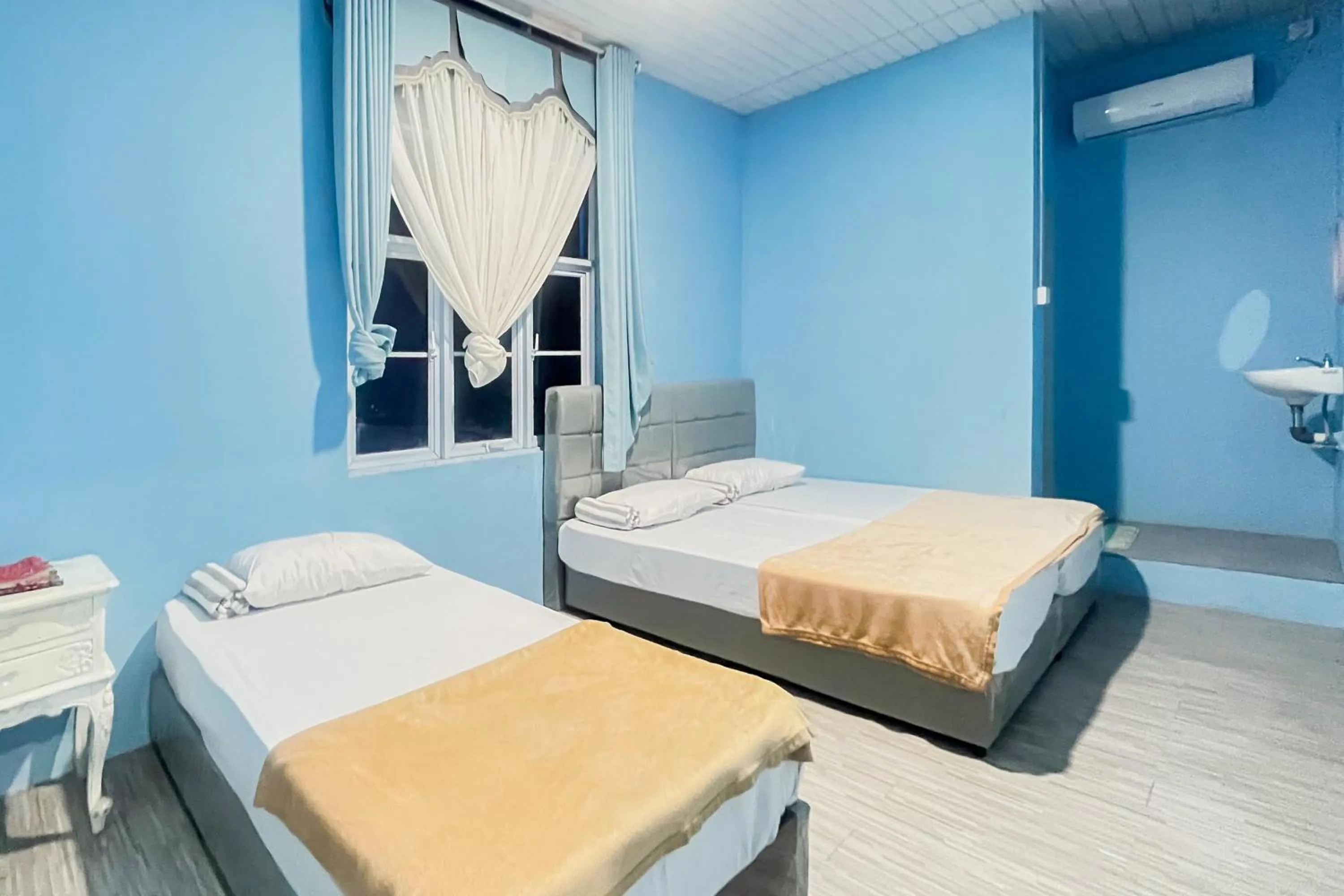 Standard Twin Room in Zazezo Homestay Syariah RedPartner