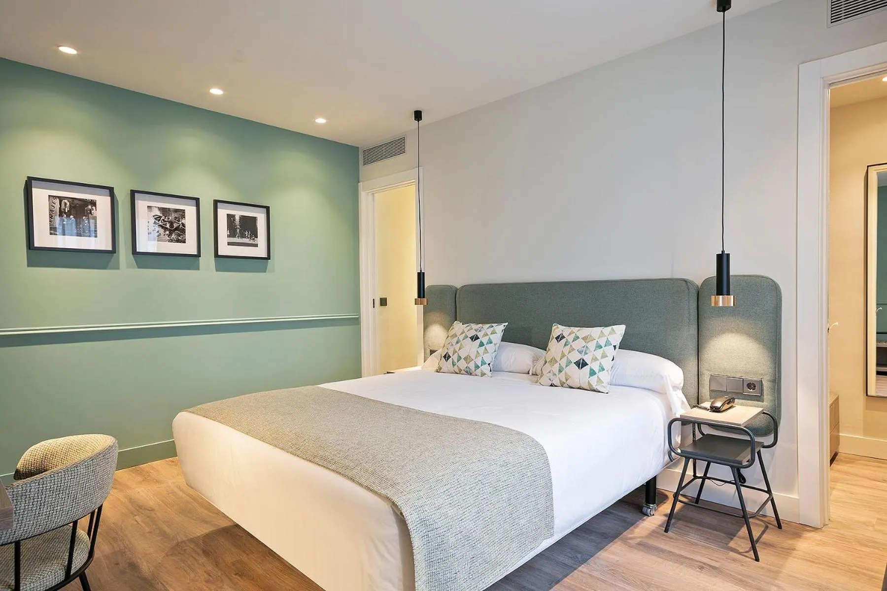 Large Double Room in Hotel Via Augusta