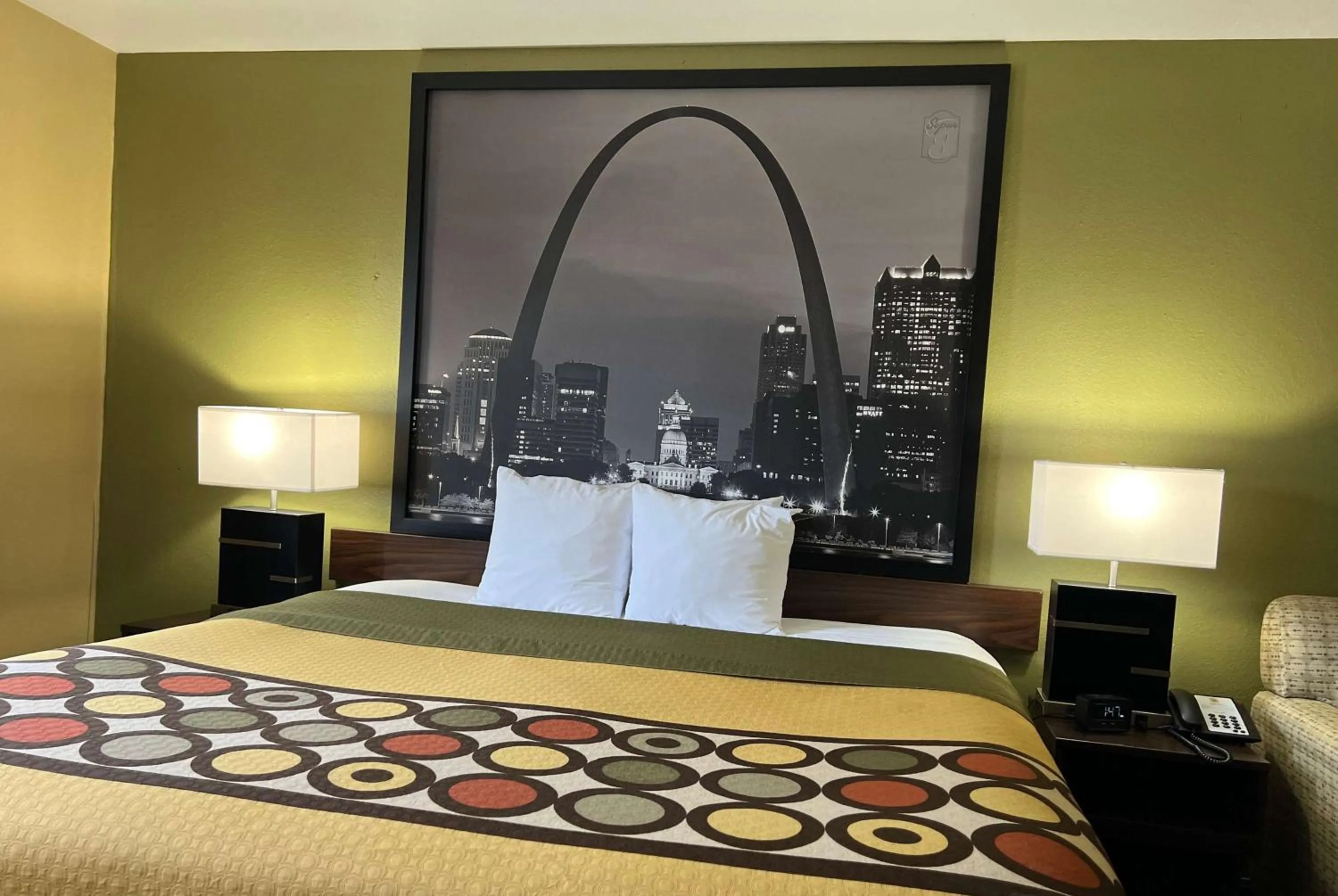 King Suite - Non-Smoking in Super 8 by Wyndham Farmington