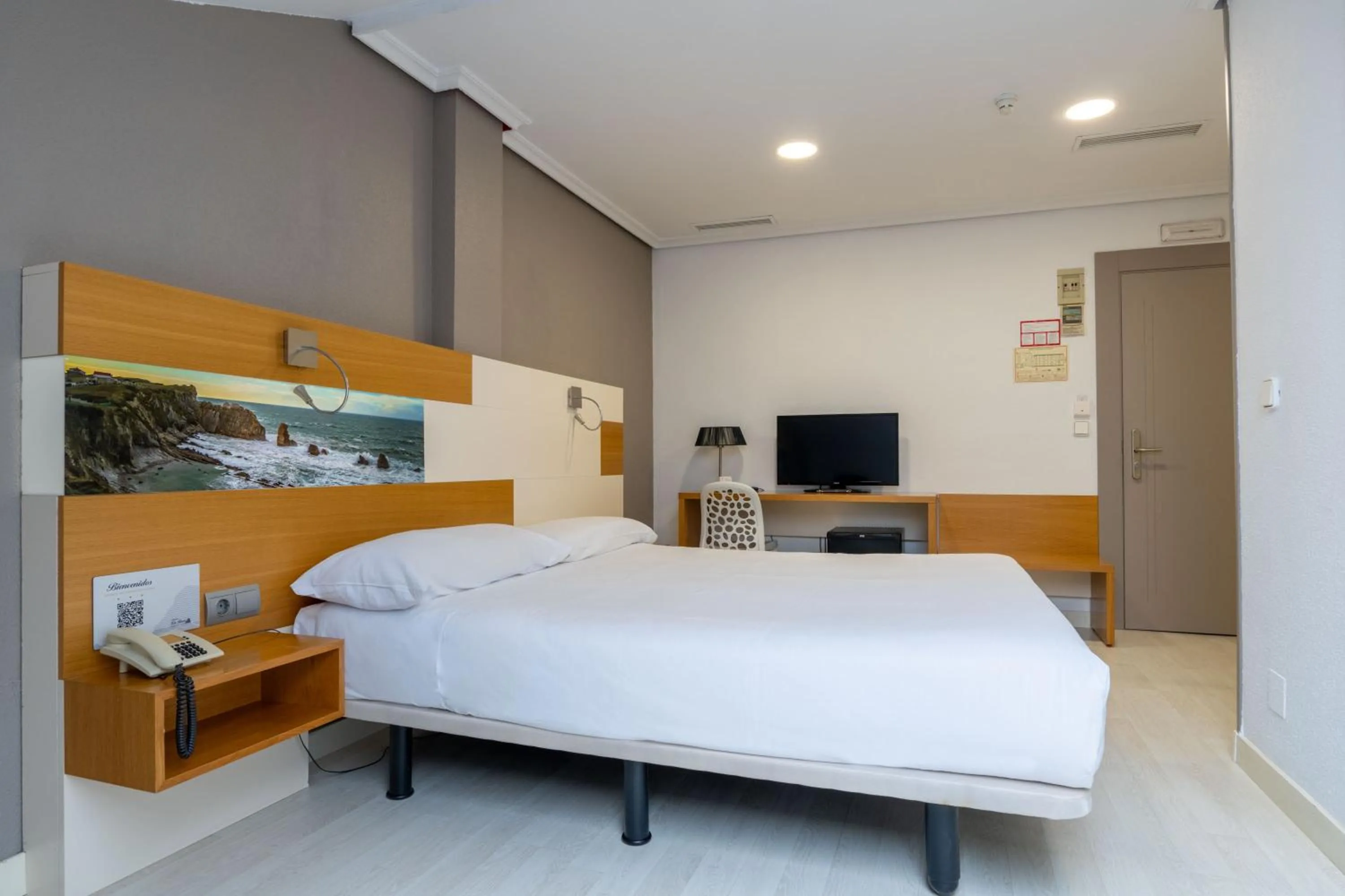 Twin Room with Extra Bed (2 Adults + 1 Child) in Chateau La Roca