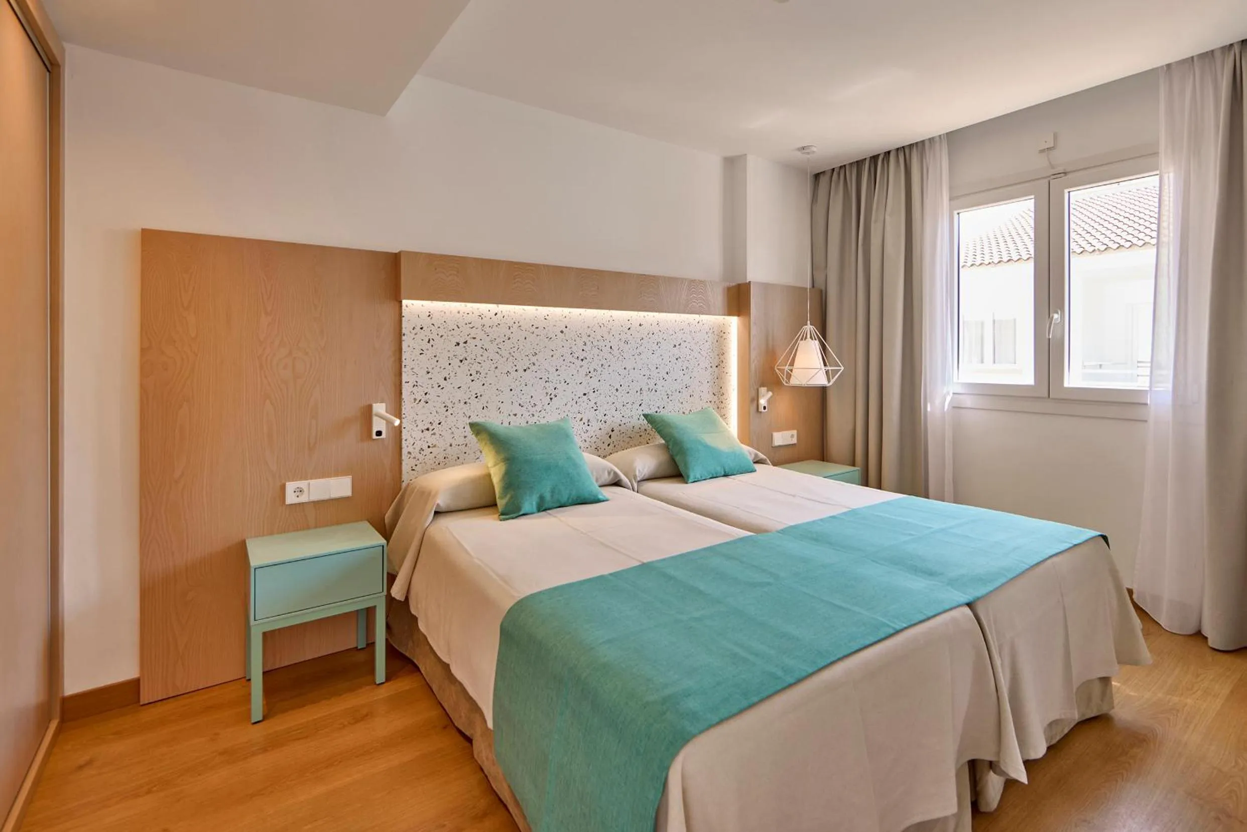 One-Bedroom Apartment with Balcony (2 Adults + 2 Children) in Universal Aparthotel Elisa