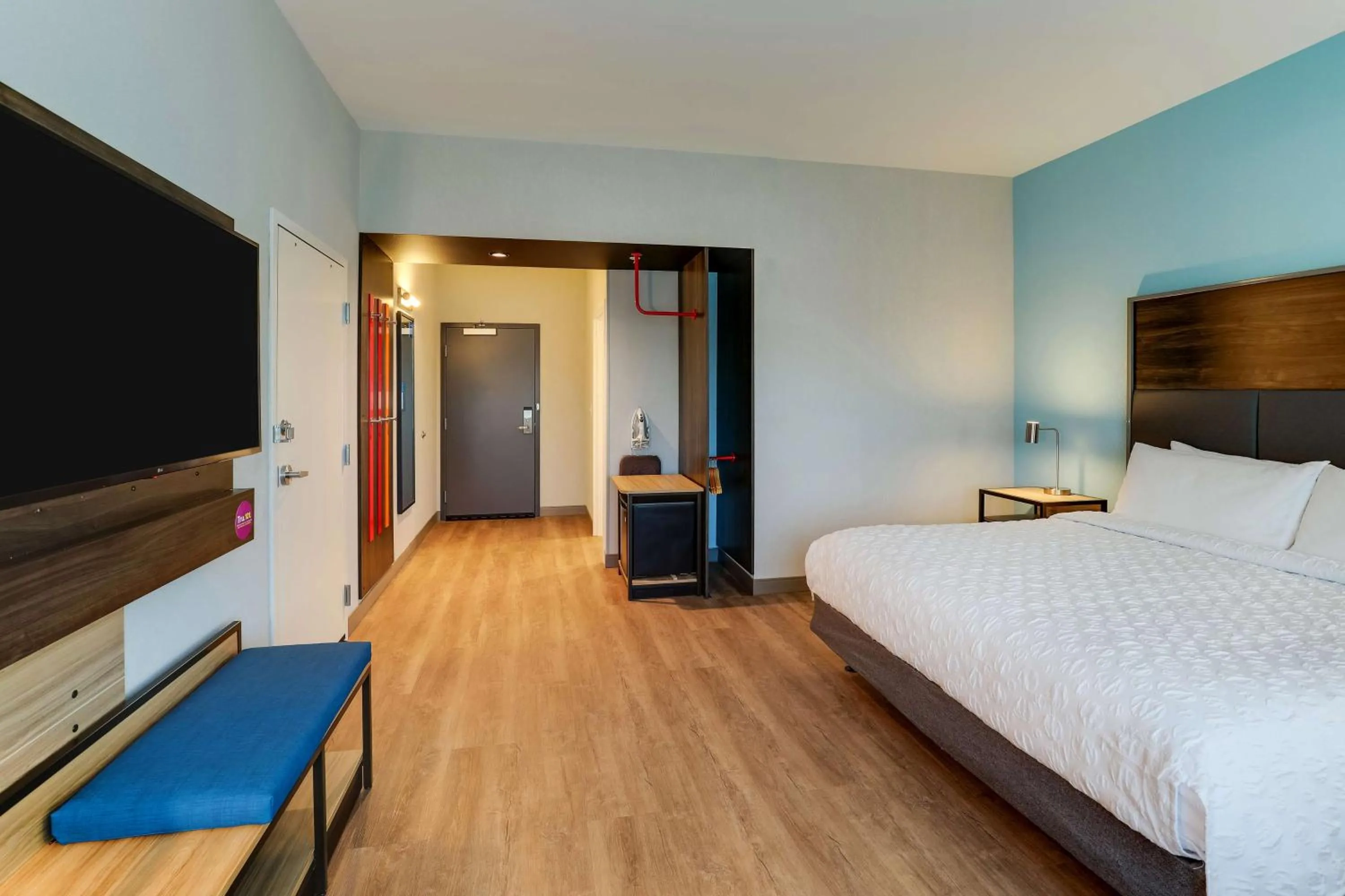 King Room with Roll-In Shower - Mobility Access in Tru By Hilton Smithfield I-95