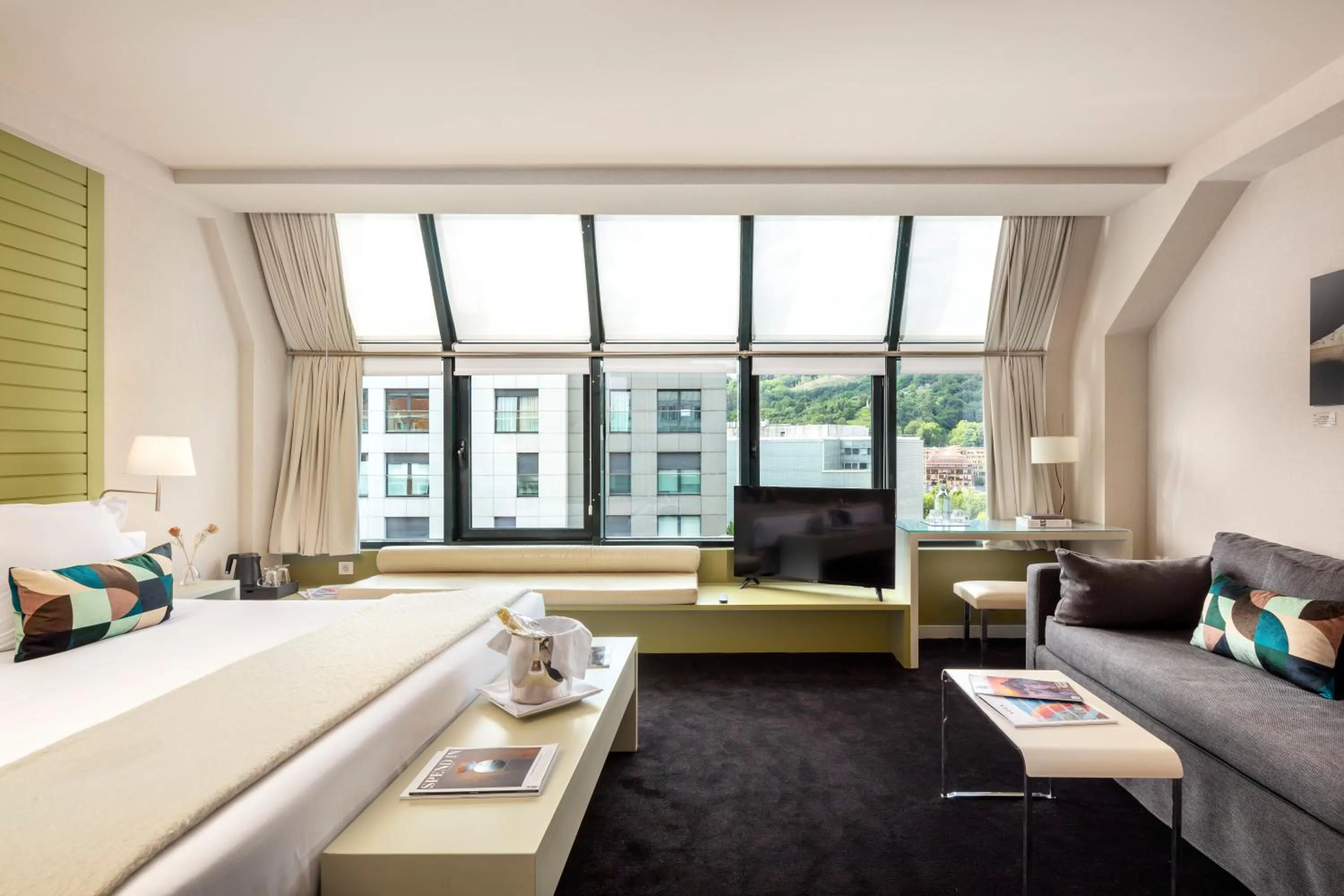 Junior Suite with Guggenheim views in Hotel Miró