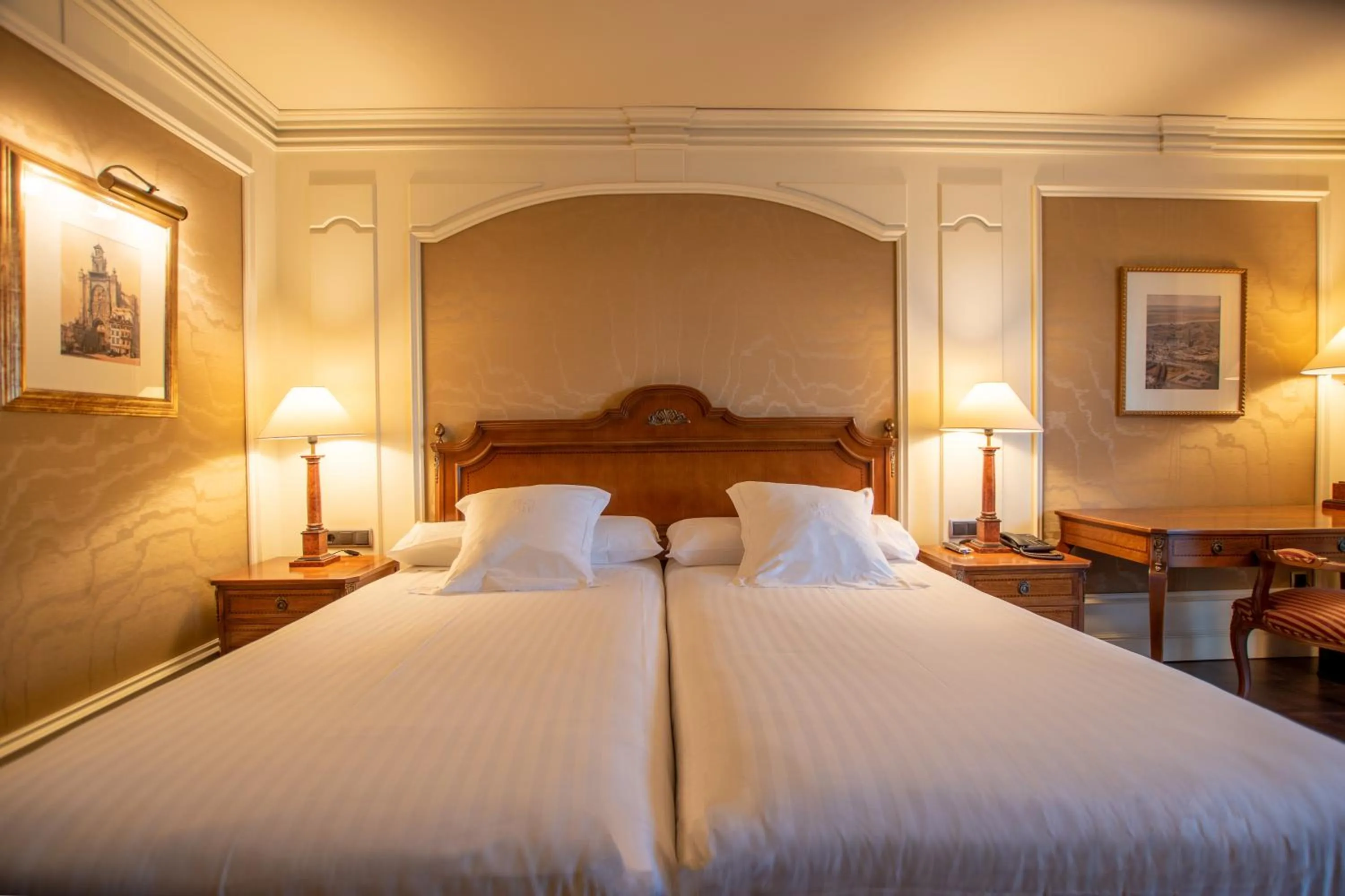 Deluxe club with extra bed in Hotel Sevilla Center