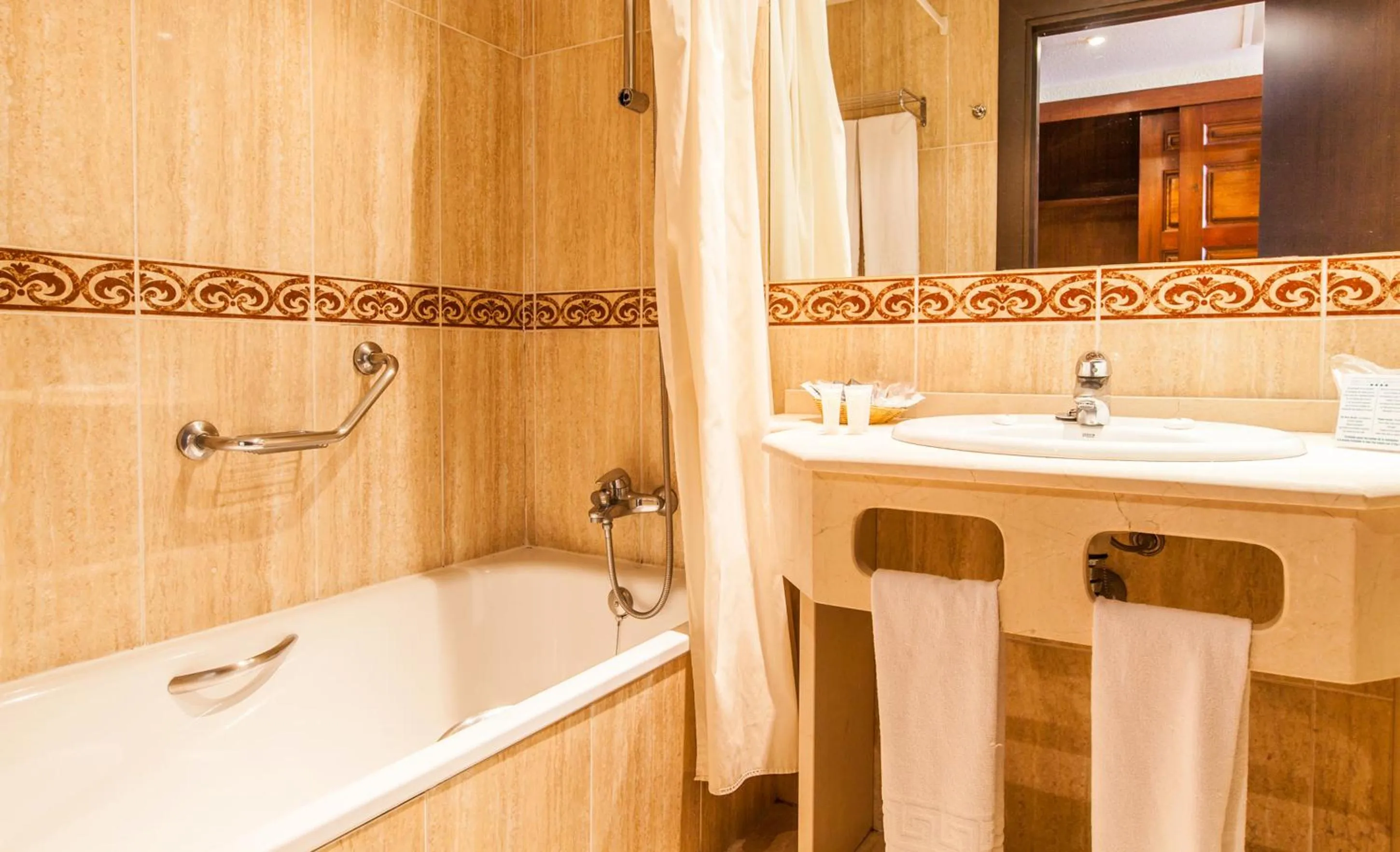 Double or Twin Room (2 Adults + 1 Child) in BLUESEA Gran Cervantes
