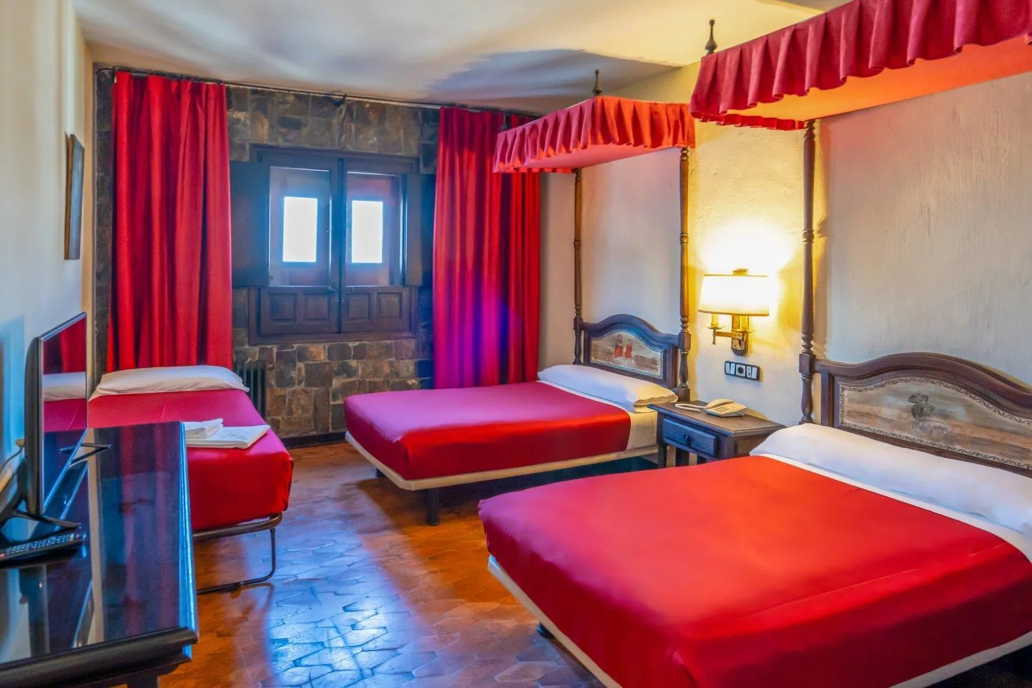 Habitación Triple in Hotel Temple Ponferrada