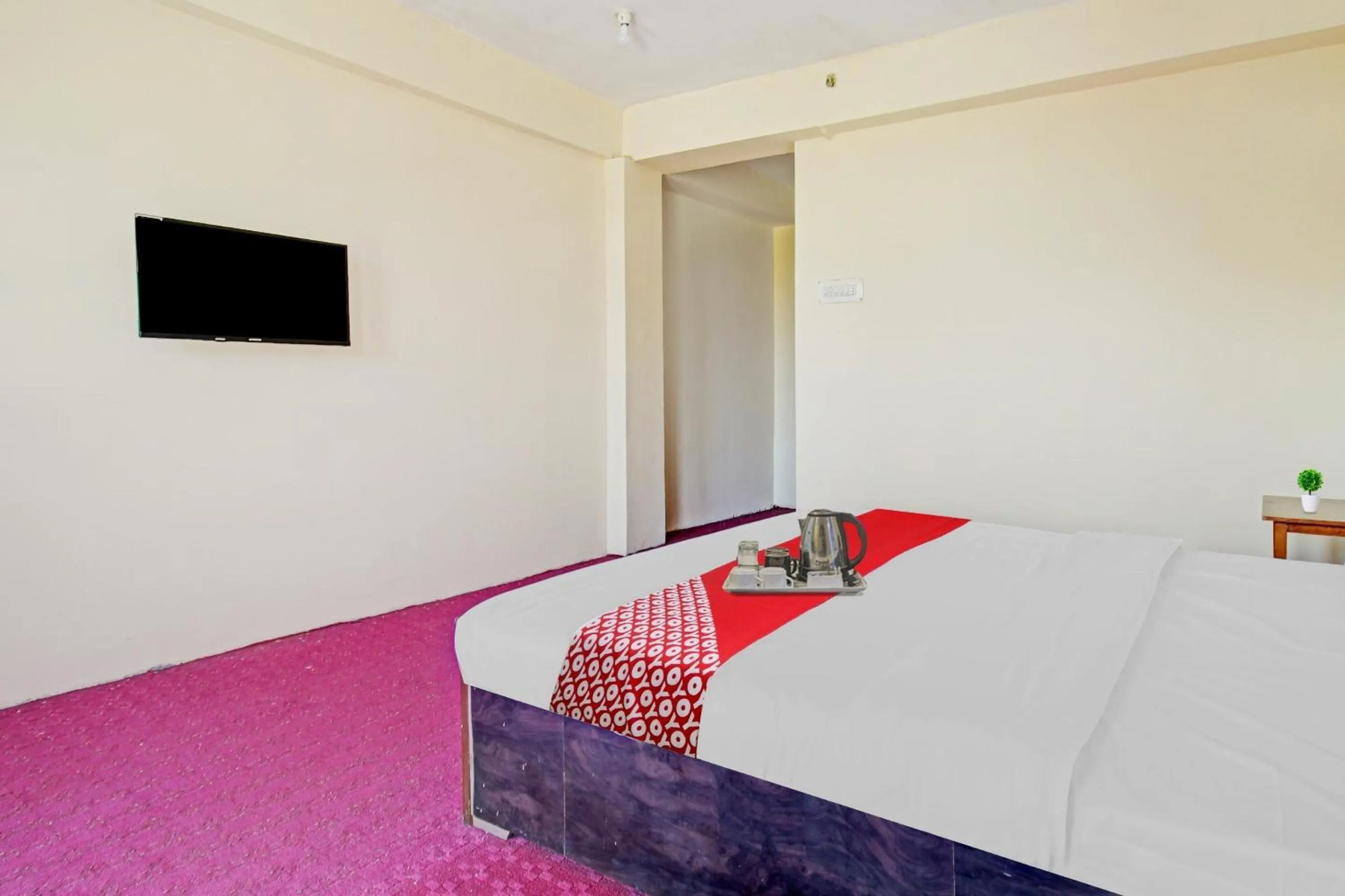 Standard Double Room - single occupancy in Hotel O Hunter's & Cafe