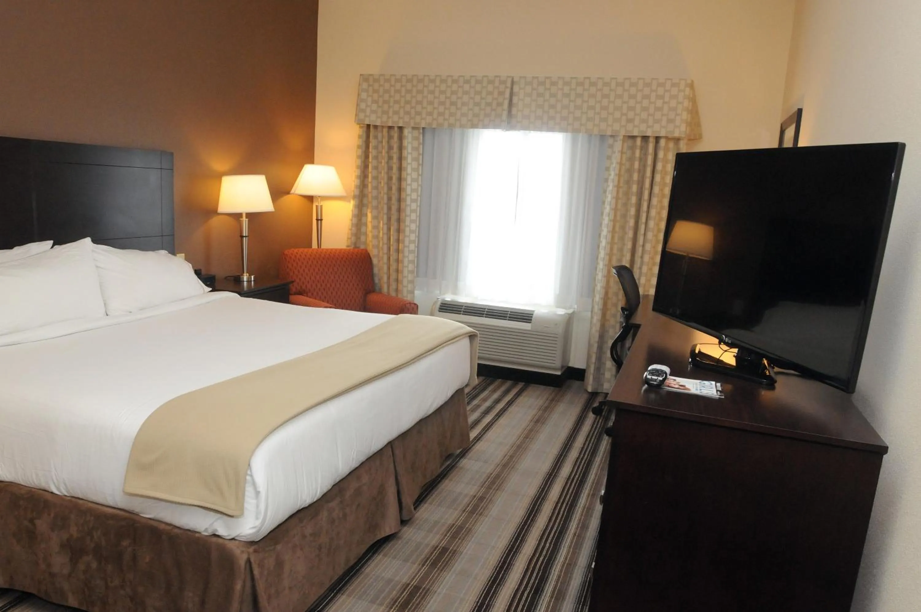 Standard King Room in Holiday Inn Express & Suites Cambridge by IHG