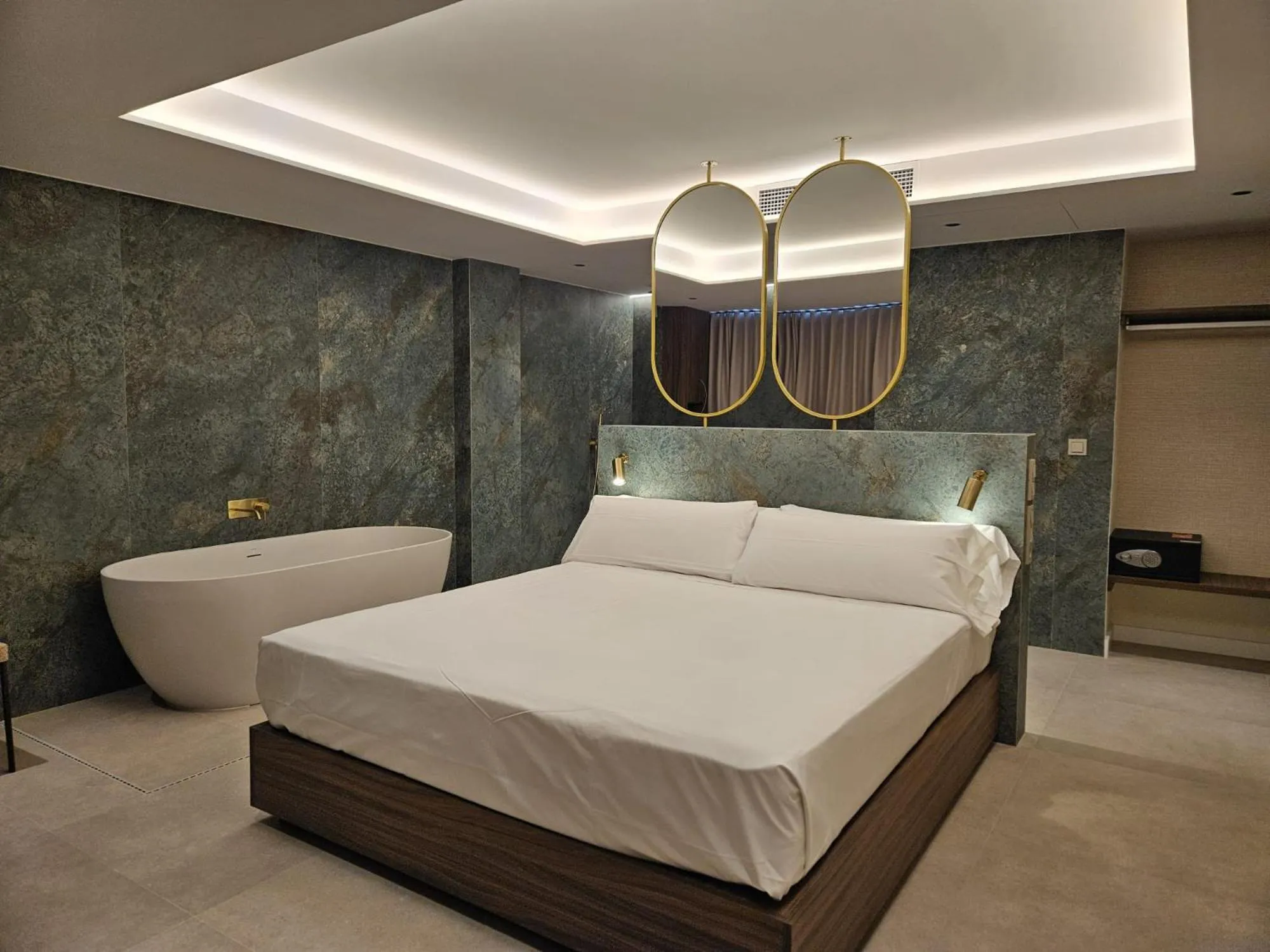 Deluxe King Suite Junior in Hotel YIT Ciudad de Elche