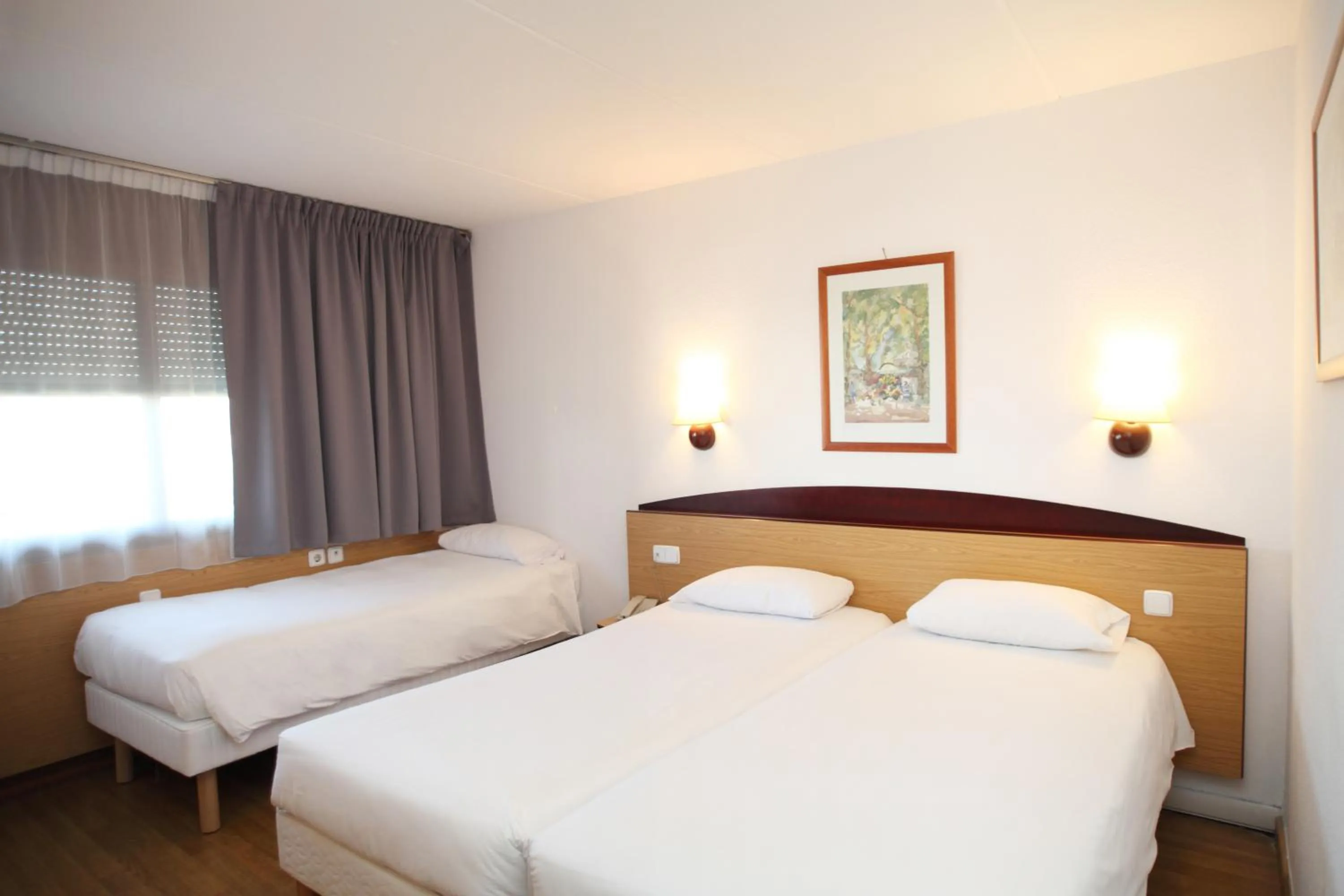 Twin Room with Extra Bed in Travelodge Barcelona del Vallés