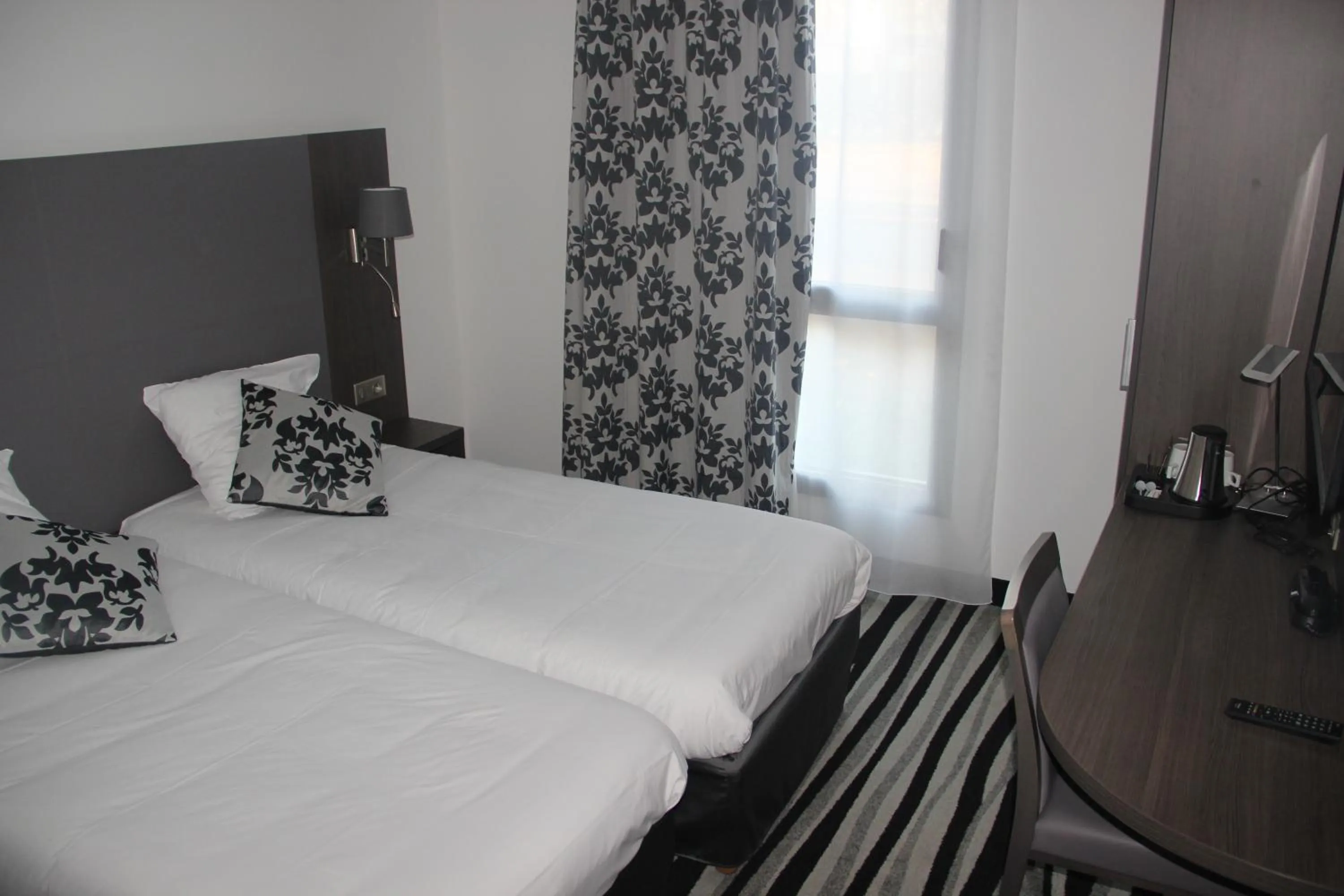Superior Twin Room in Kyriad Saint Quentin en Yvelines - Montigny