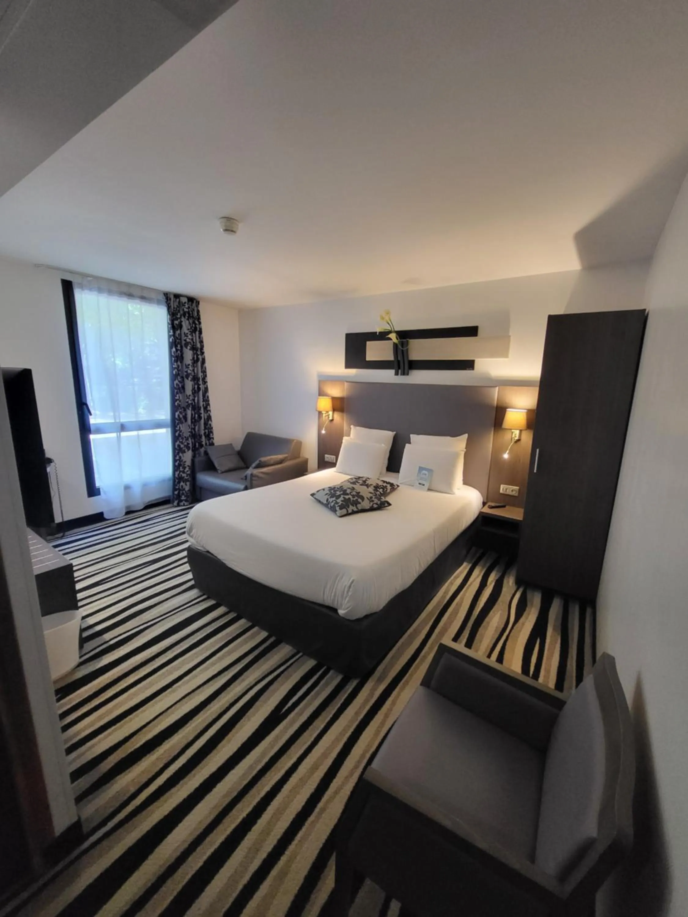 1 Double Bed  1 Single Bed - Superior Room in Kyriad Saint Quentin en Yvelines - Montigny