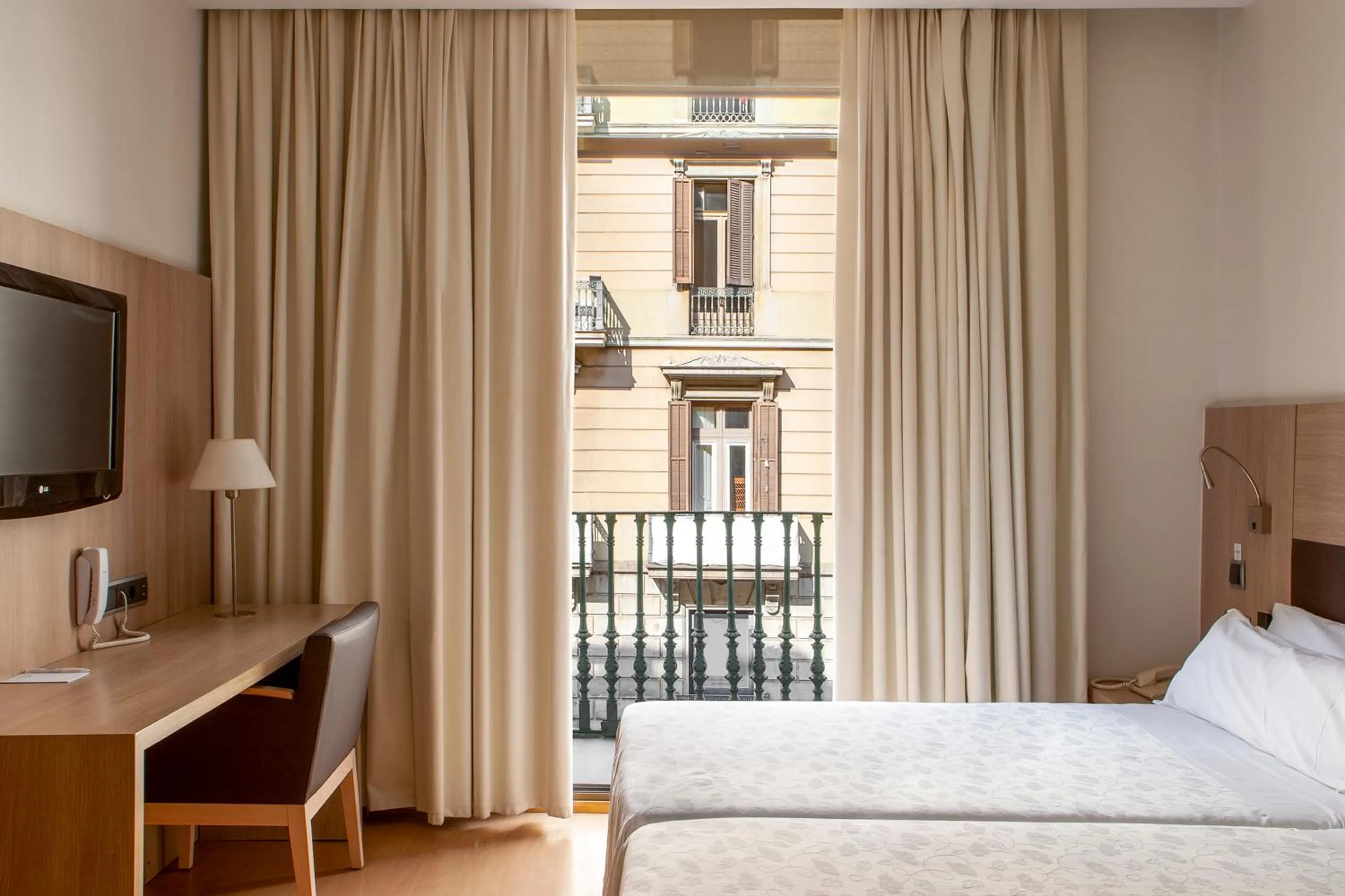 Double or Twin Room with Balcony in Hotel Lleó