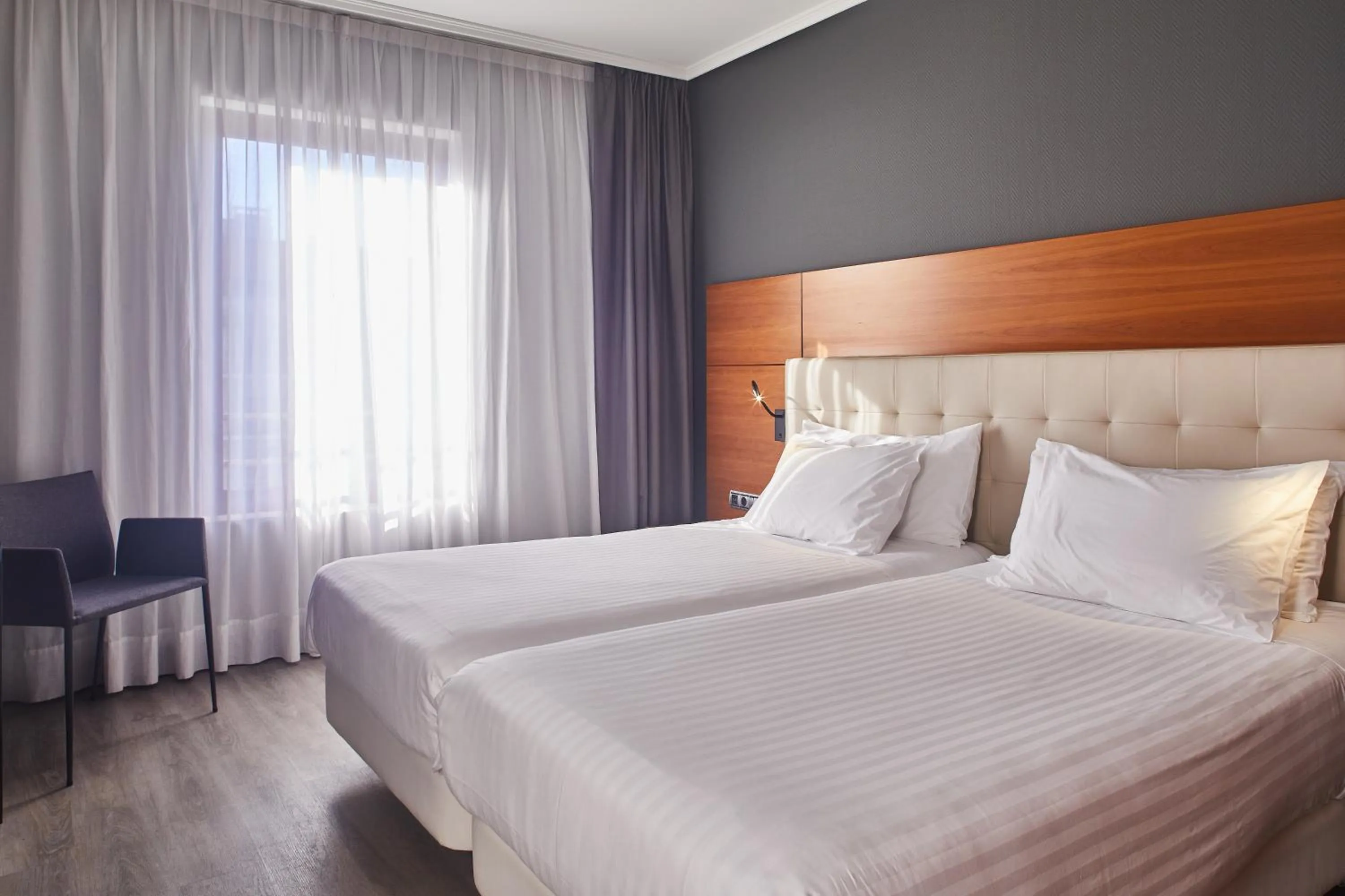 Comfort Twin Room With Terrace in Hotel Silken Amara Plaza
