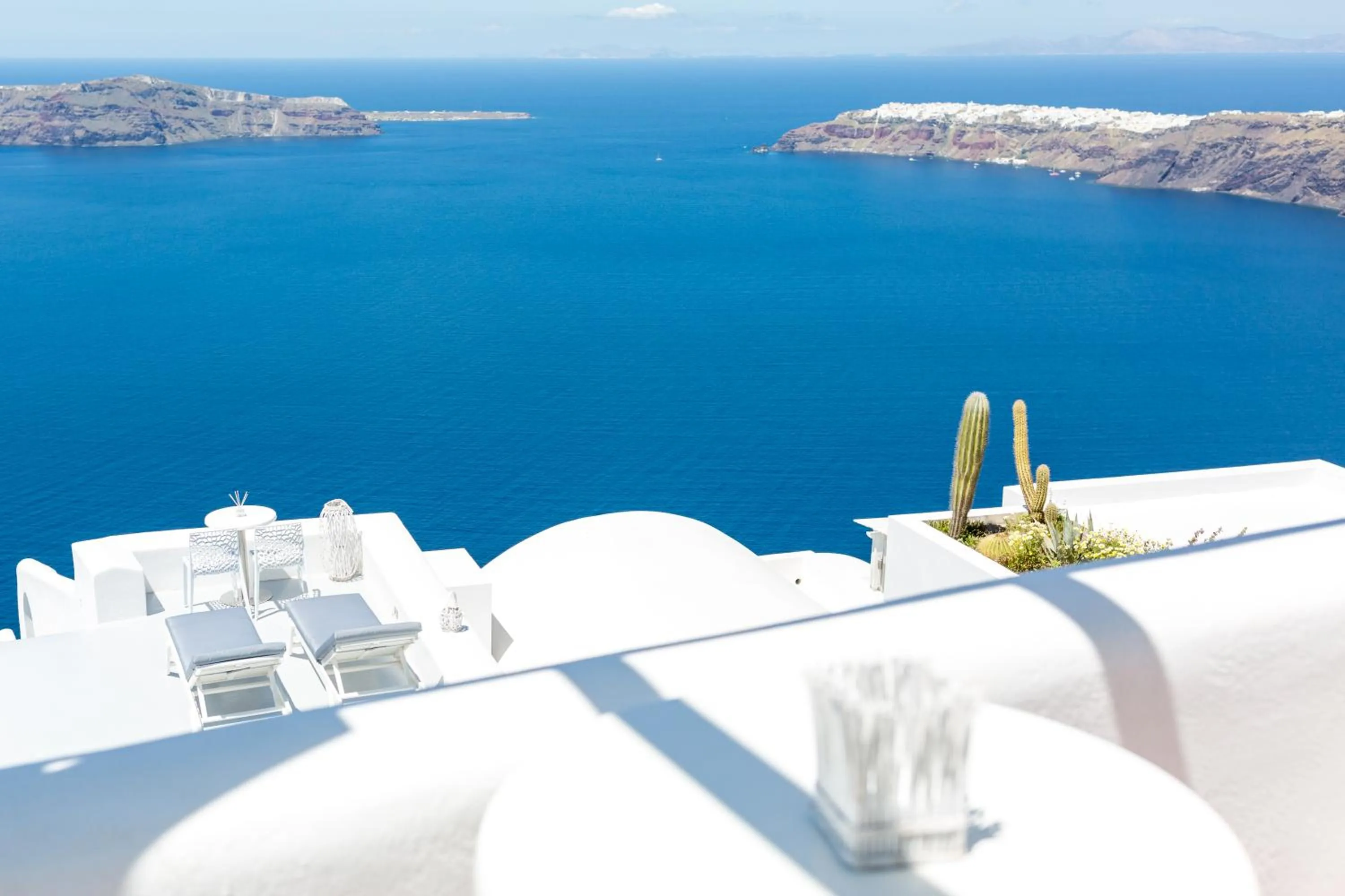 Junior Suite with Outdoor Hot Tub and Caldera View in Dreaming View Suites