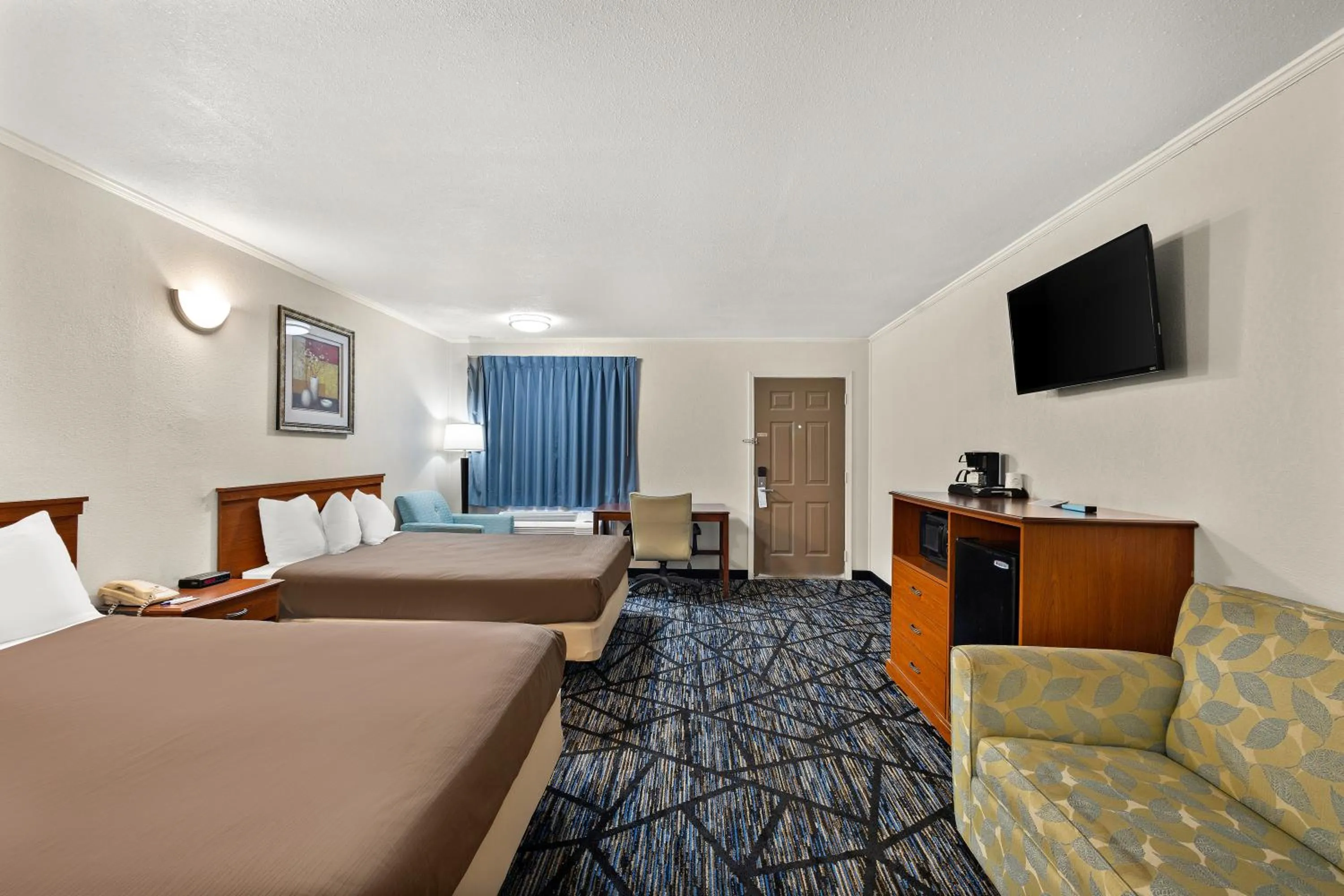 2 Queen and 1 King Bed Non-Smoking in Americas Best Value Inn-Celina