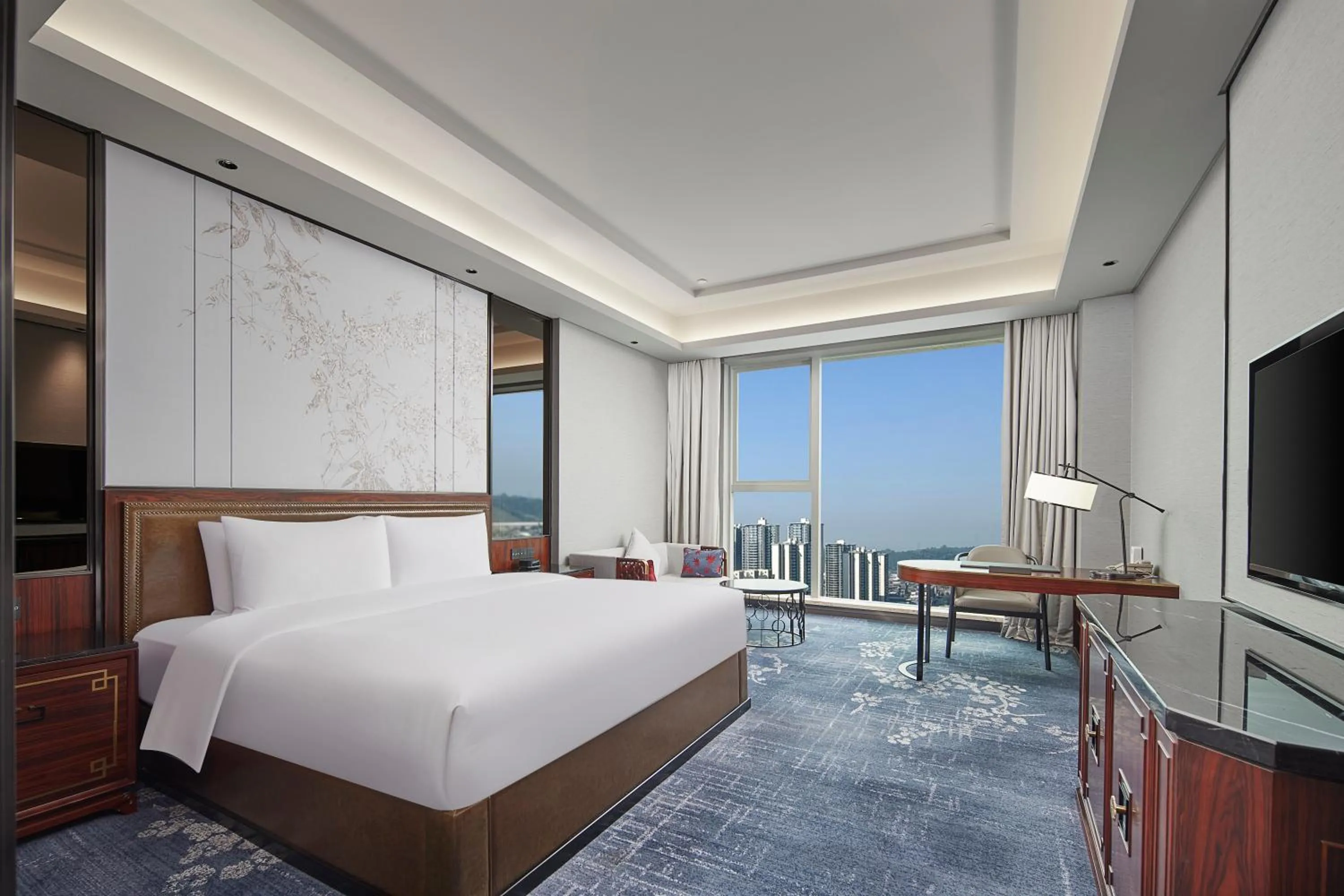 Standard King Room with Lounge Access in Hualuxe Leshan, an IHG Hotel