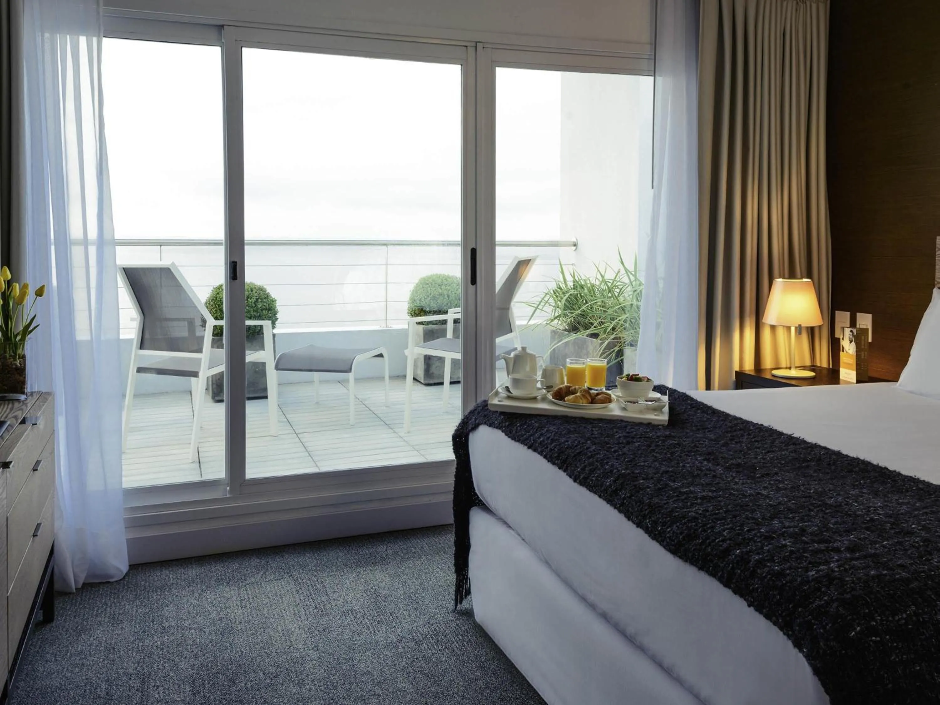 Junior Suite with Queen Bed and Balcony - single occupancy in Mercure Montevideo Punta Carretas
