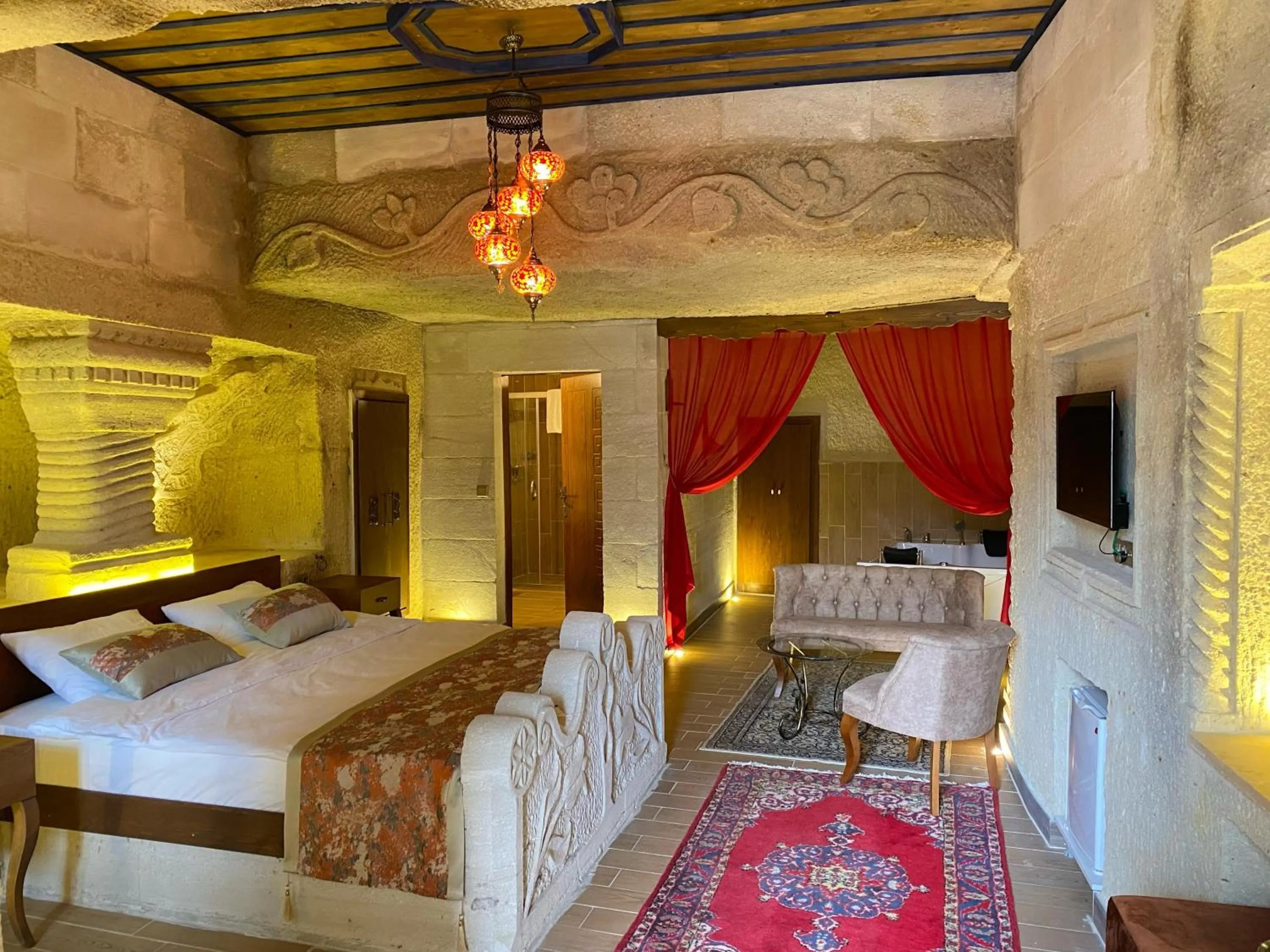 Deluxe King Suite in Mesken Cave Suites