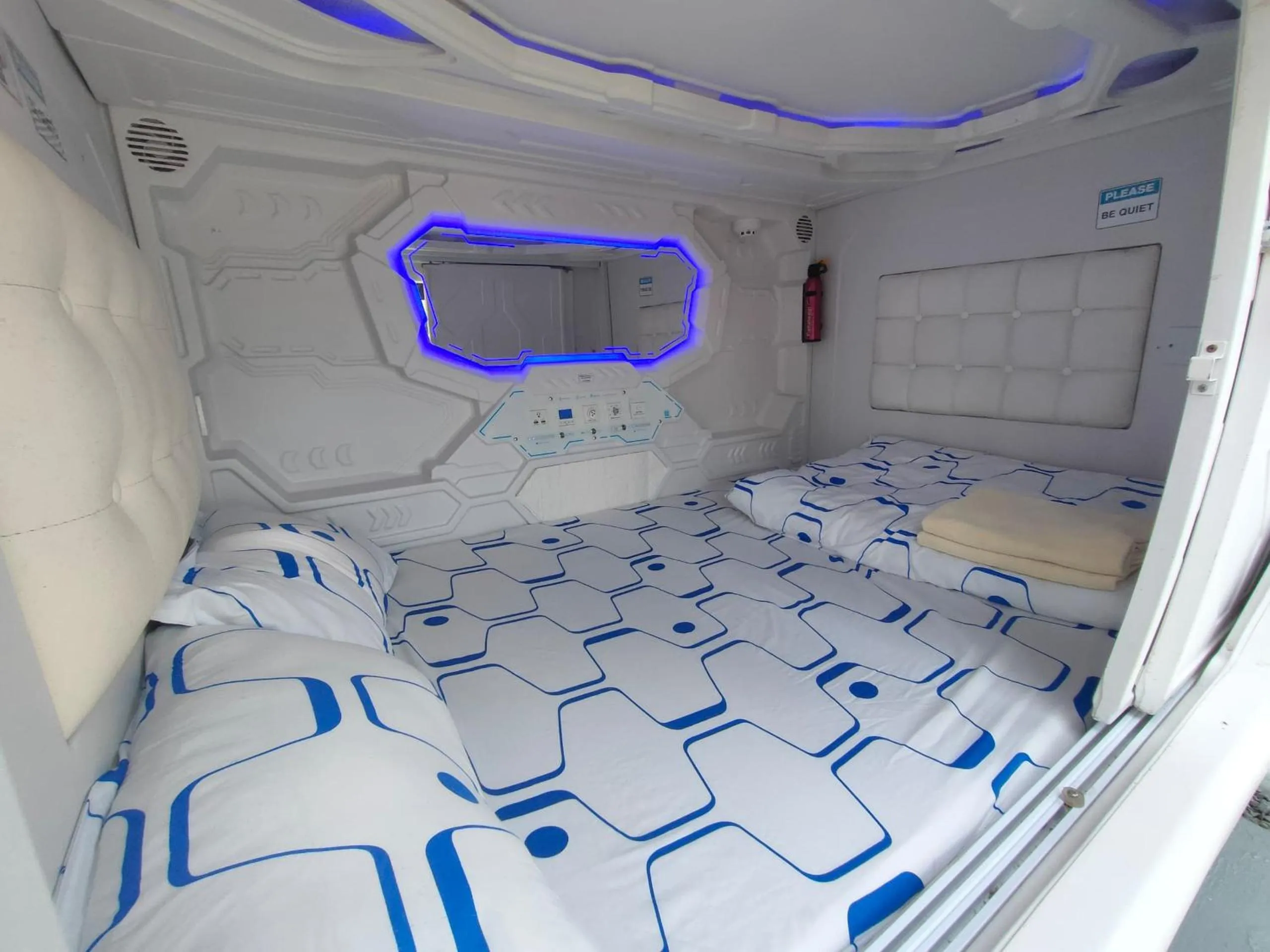 Double Room with Shared Bathroom - single occupancy in Happy Garden