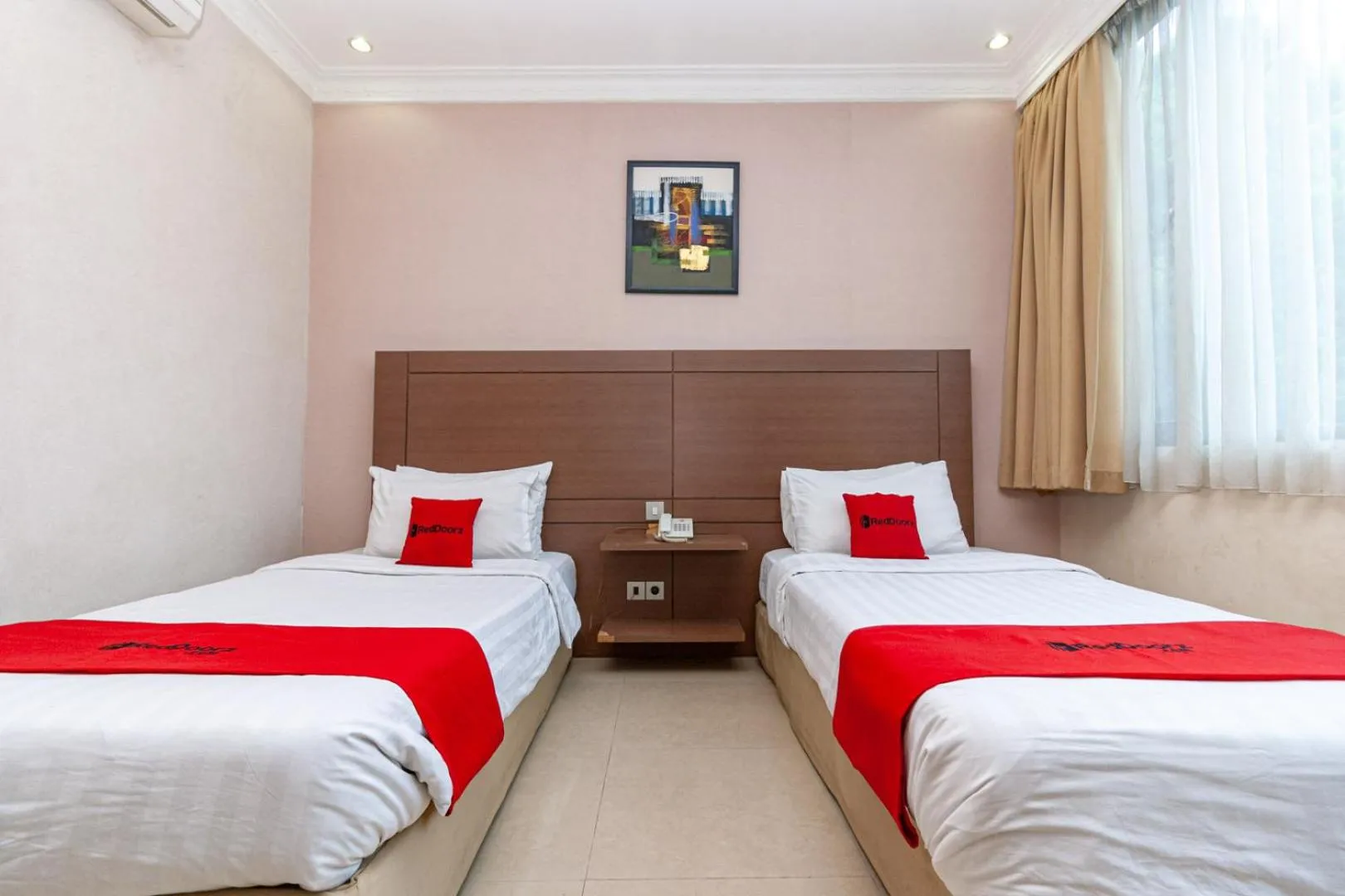 Superior Twin Room in RedDoorz Premium at Hotel Ratu Residence