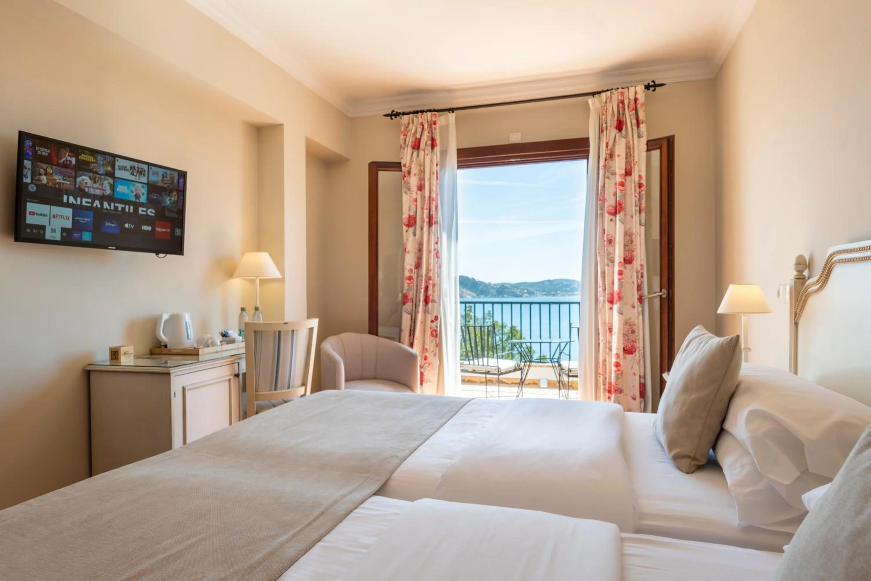 Deluxe Double Room with Balcony and Sea View in Hotel Cala Fornells