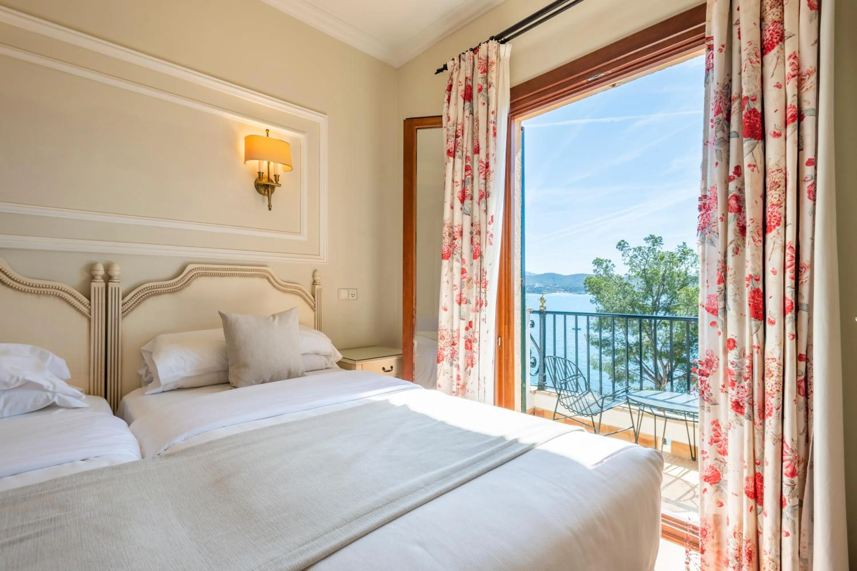 Superior Double or Twin Room with Seafront View and Balcony in Hotel Cala Fornells