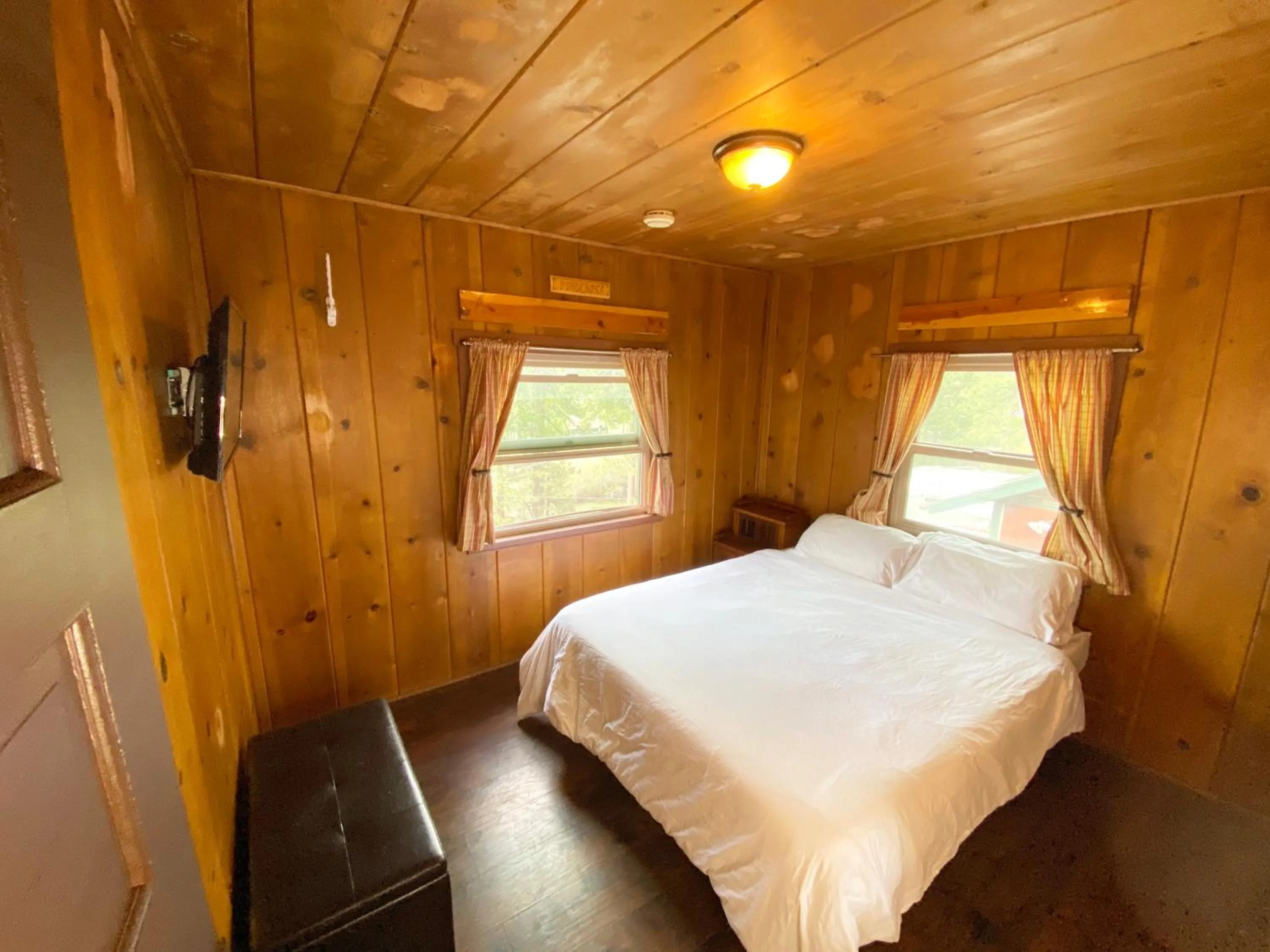 Private Queen Room with Shared Bathroom in ITH Big Bear Lake Hostel & Lodge
