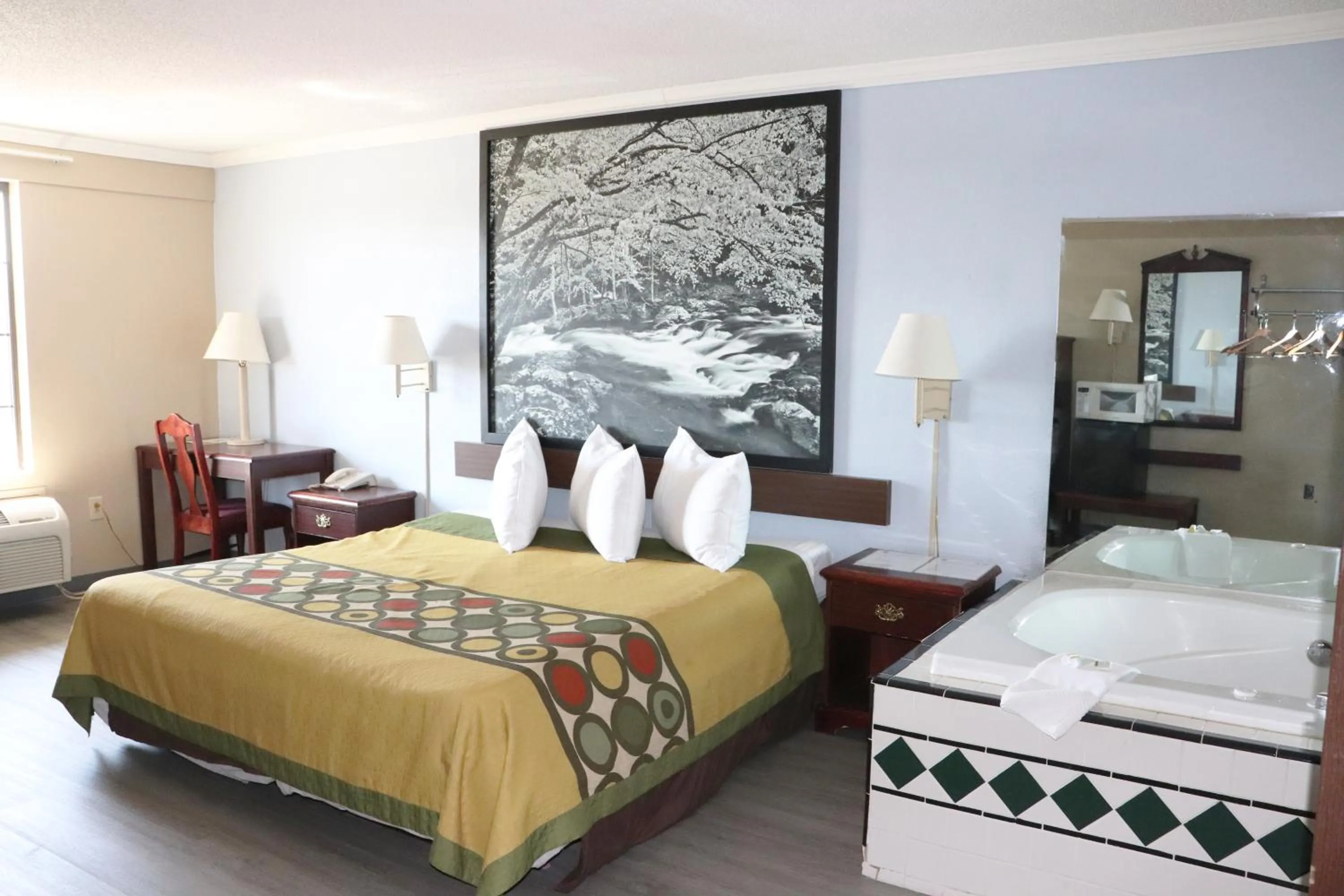 King Suite - Non-Smoking in Super 8 by Wyndham Clarksville East