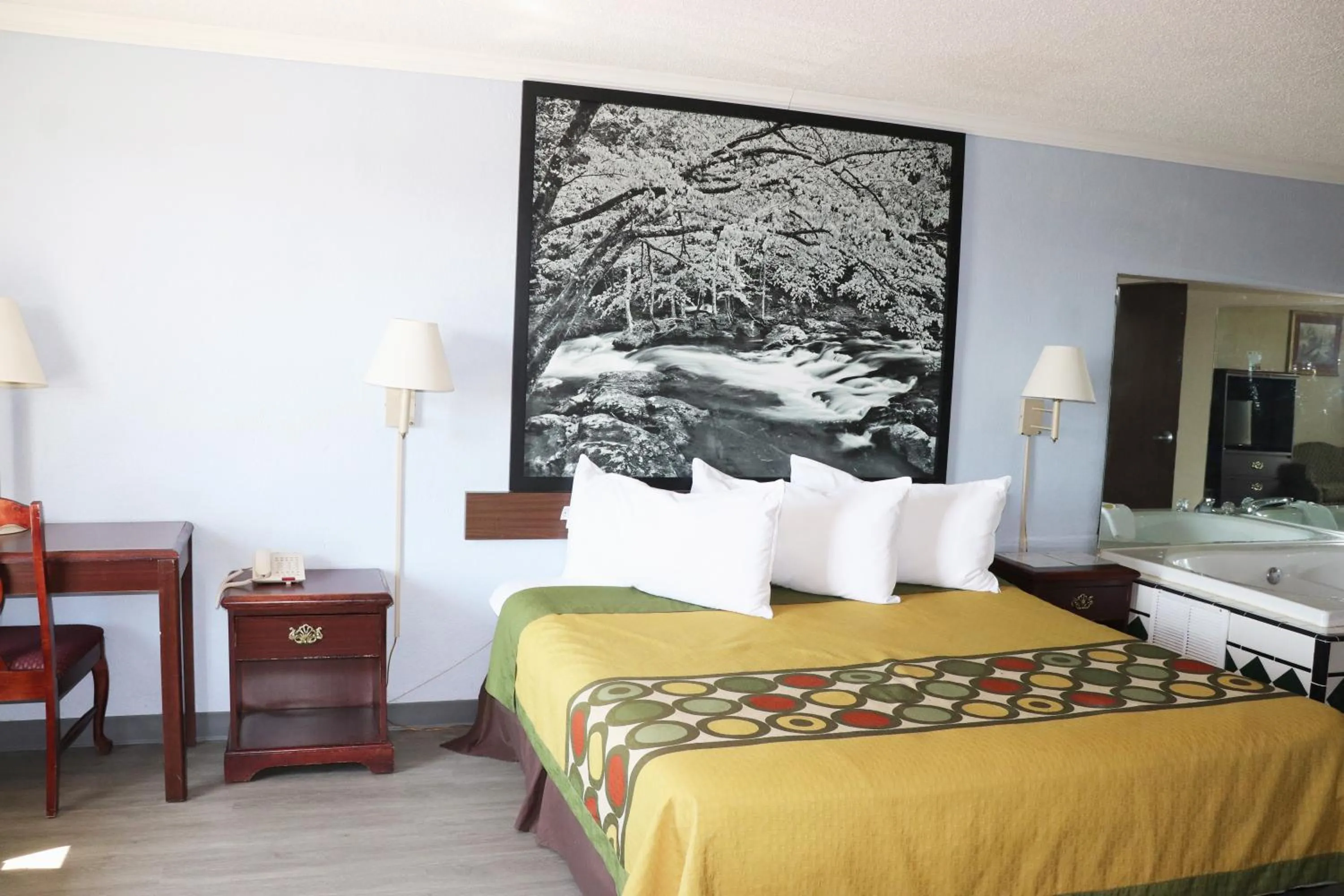 King Suite - Smoking in Super 8 by Wyndham Clarksville East