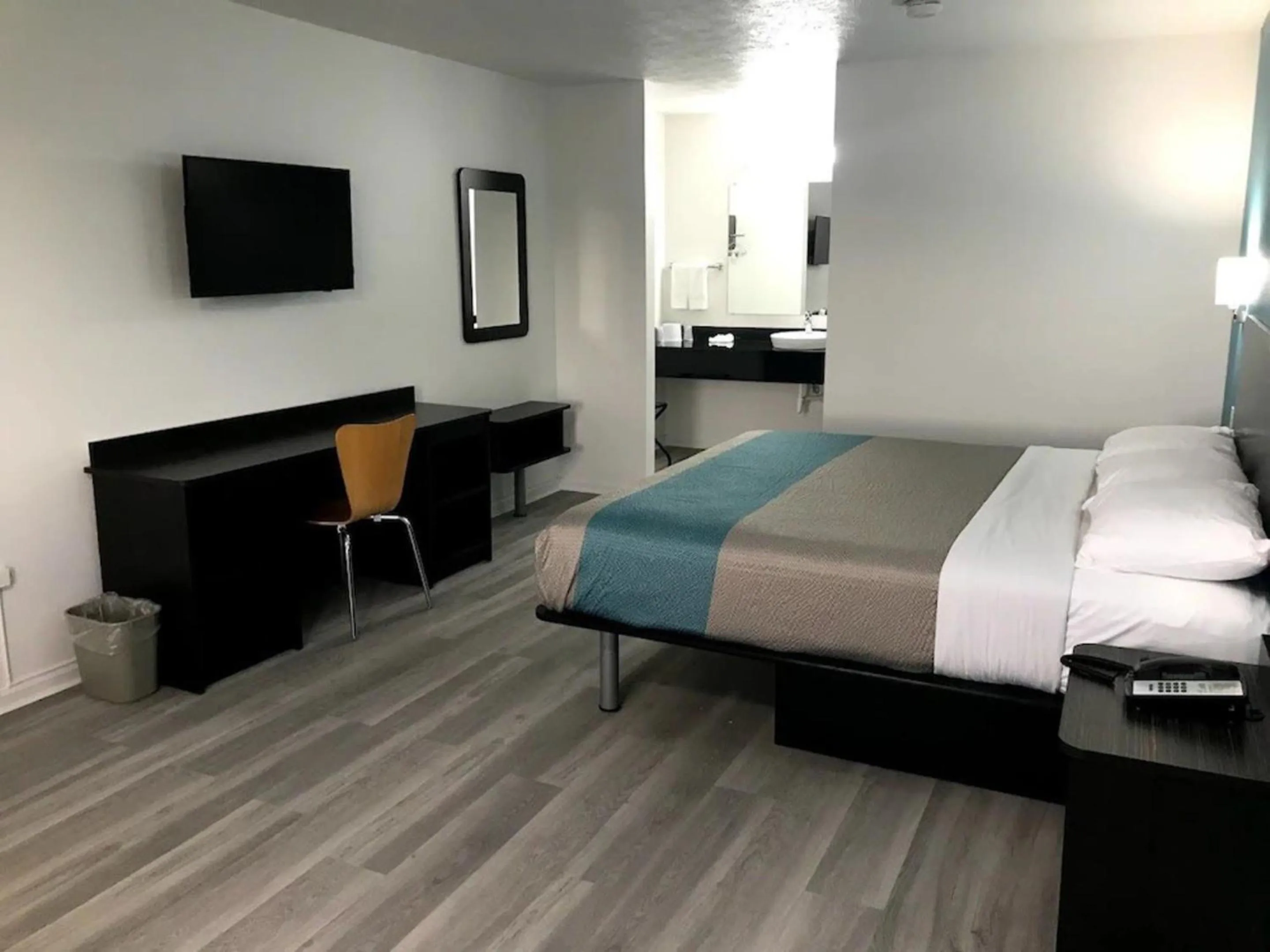 Deluxe Queen Room with Two Queen Beds - Non-Smoking in Motel 6-Metropolis, IL