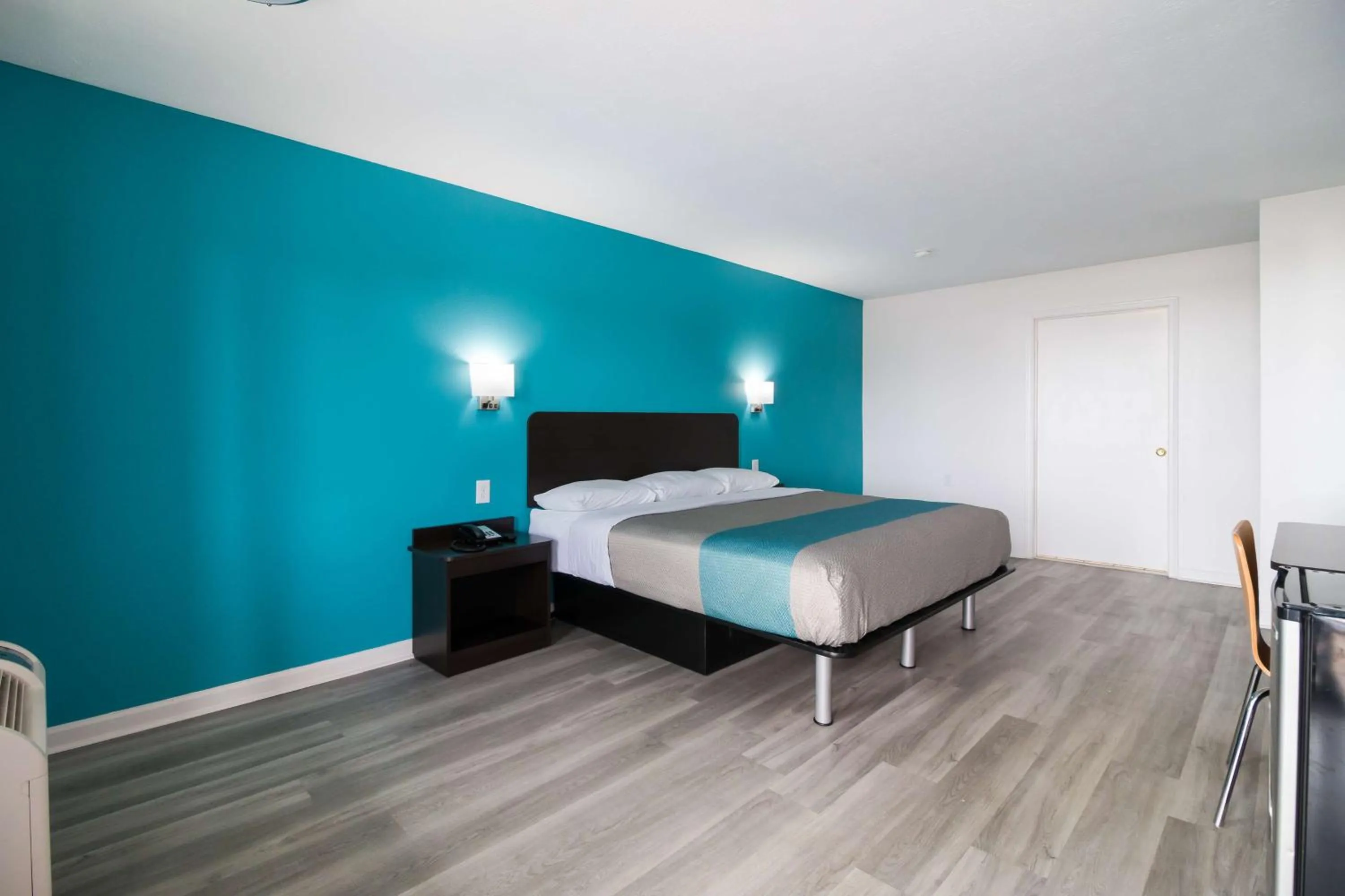 King Room with Roll-in Shower - Disability Access - Non-Smoking in Motel 6-Metropolis, IL