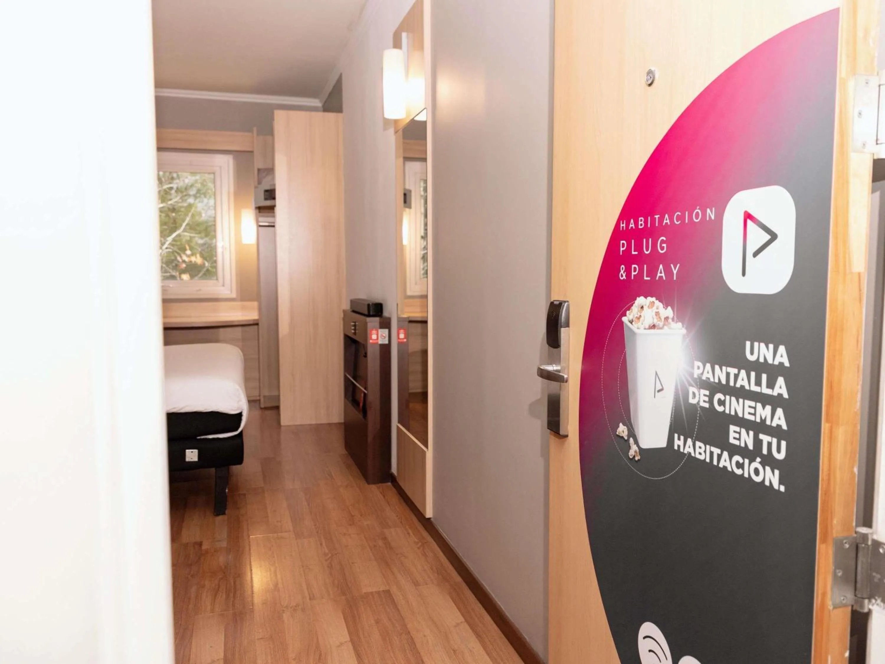 Superior Plug & Play Room with Queen Size Bed - single occupancy in ibis Santiago Las Condes