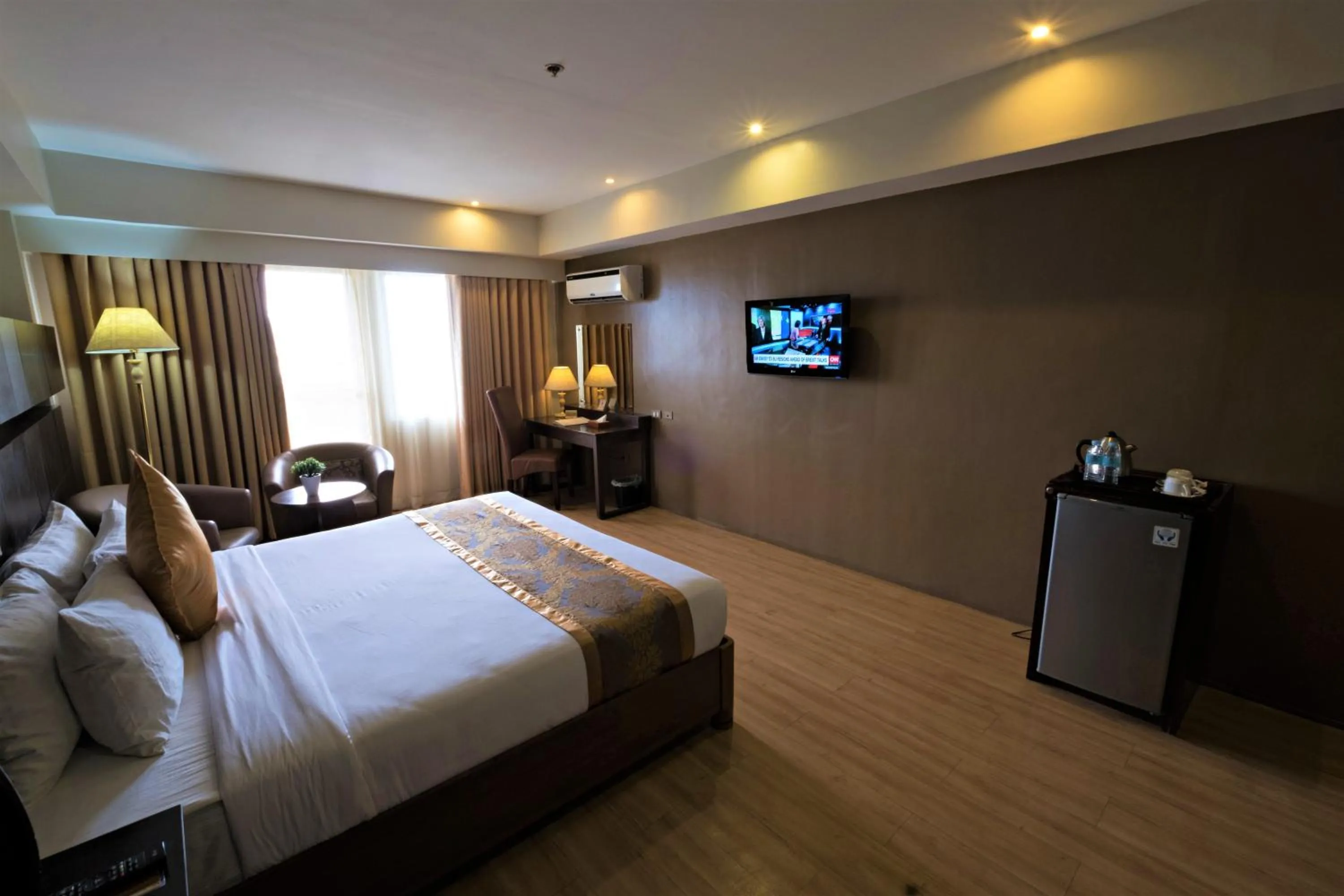 Deluxe King Room in The Pinnacle Hotel and Suites