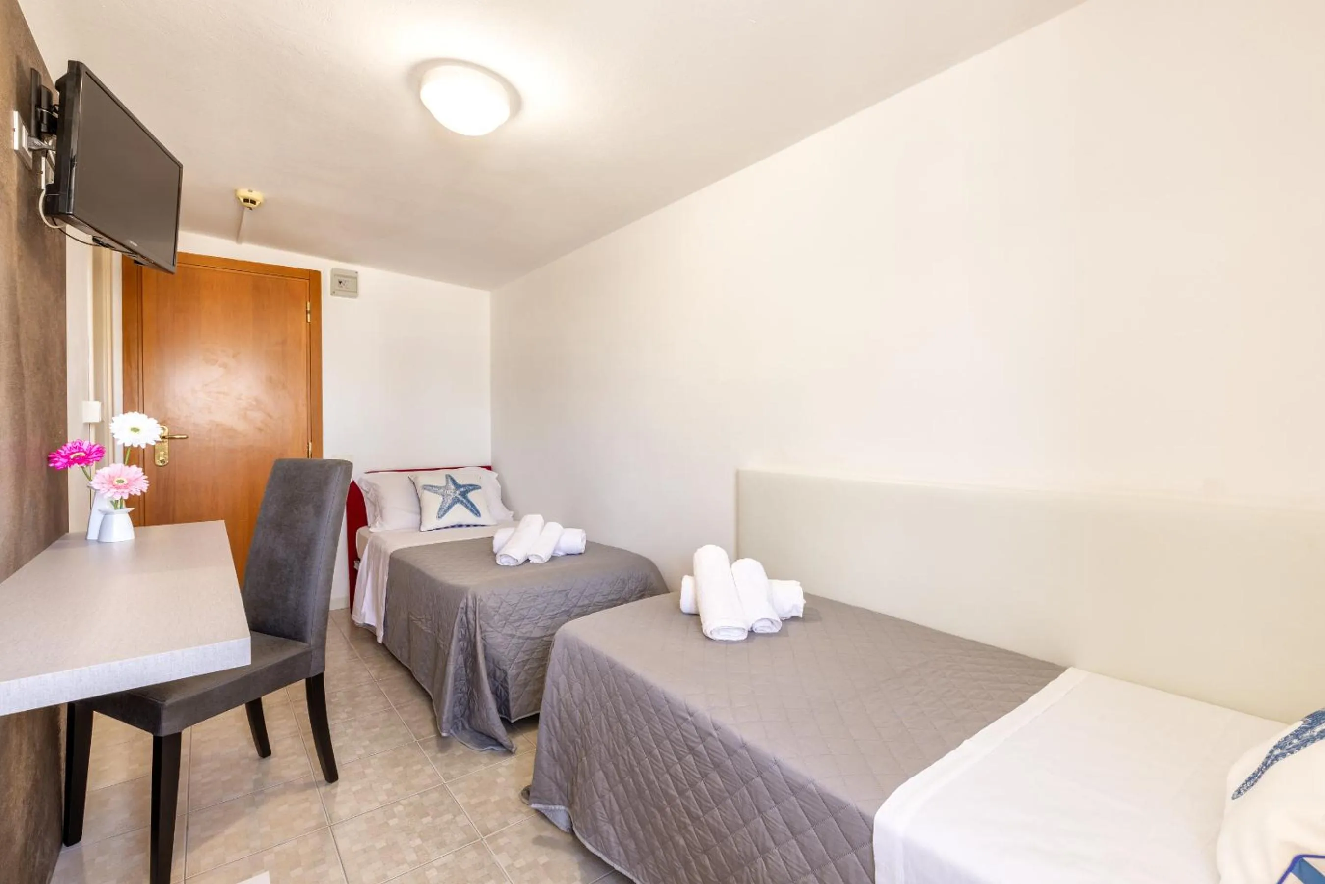 Economy Twin Room in Hotel Condor-New 2024-Con Piscina