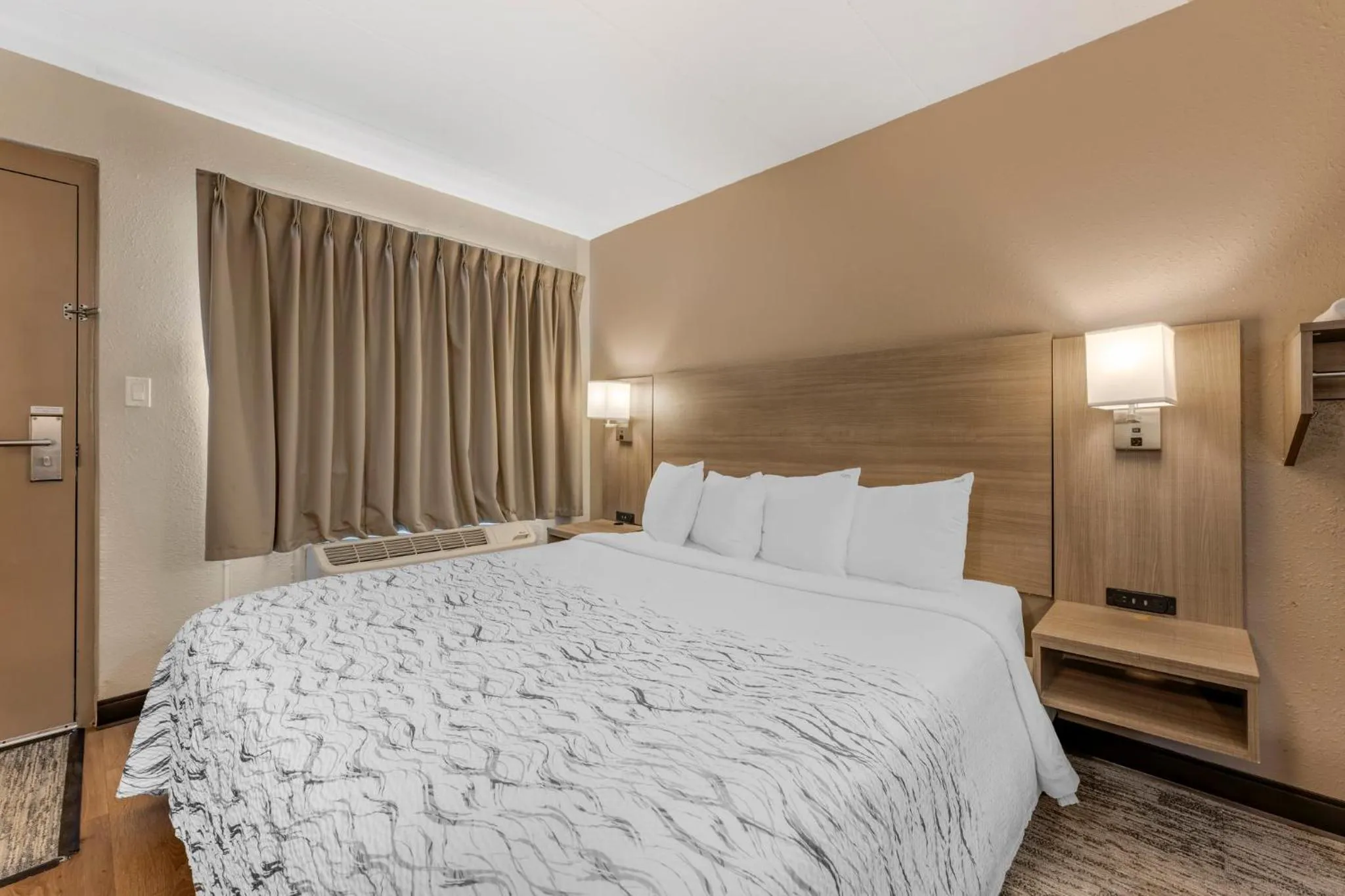 Deluxe King Room Disability Access Roll-In Shower Non-Smoking in Red Roof Inn Bourbonnais