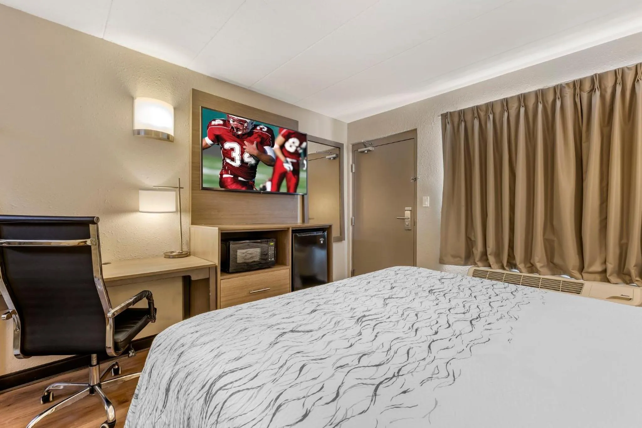 Deluxe King Room Non-Smoking in Red Roof Inn Bourbonnais