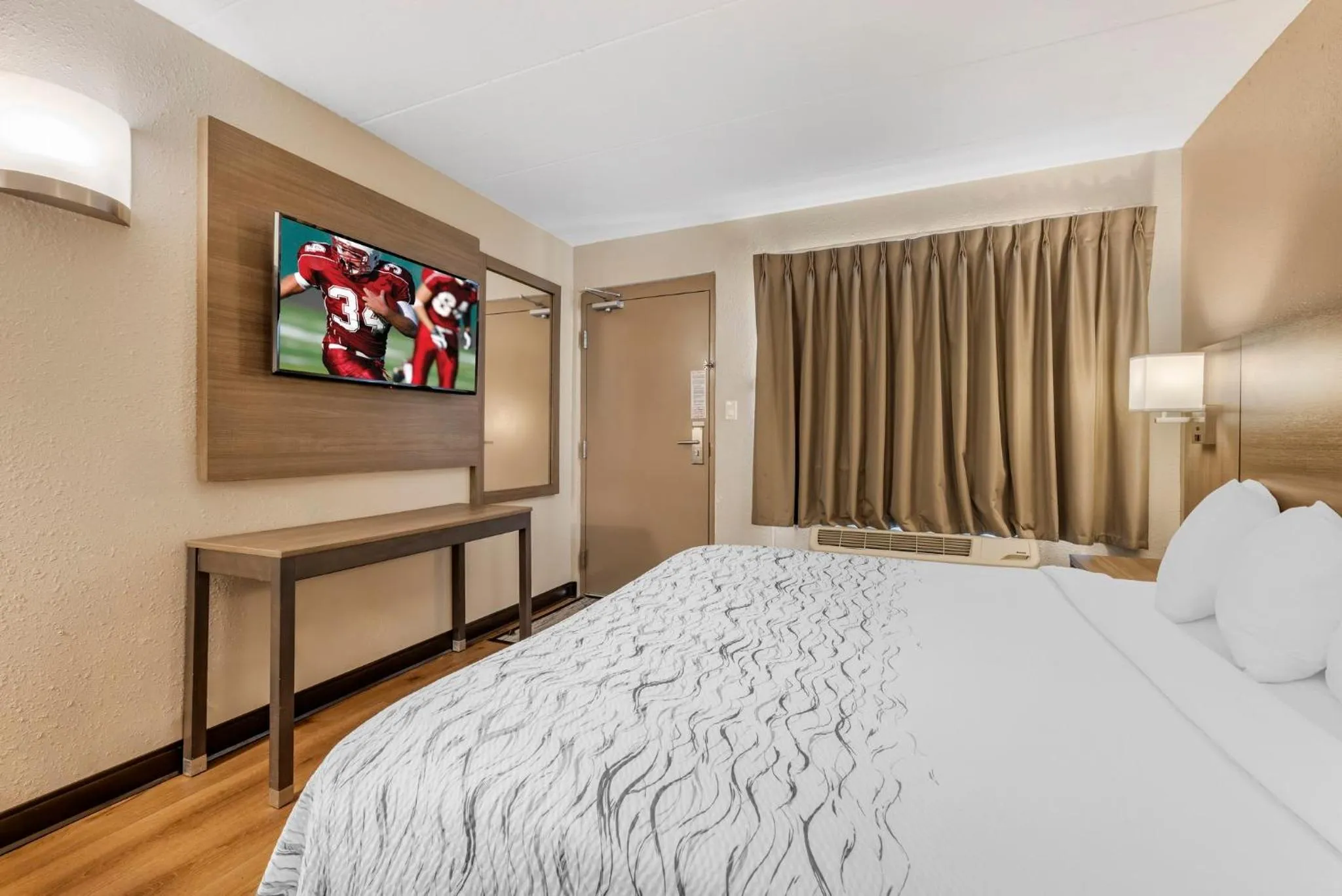 Superior King Room Disability Access Roll-In Shower Non-Smoking in Red Roof Inn Bourbonnais