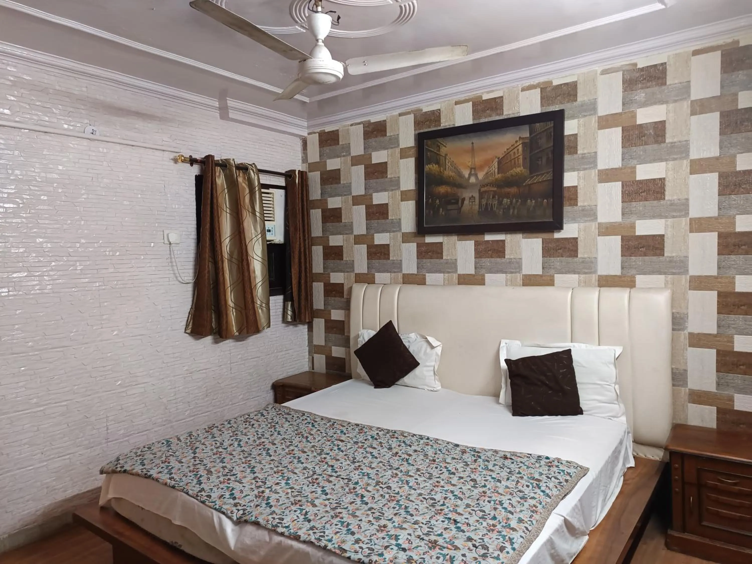 Superior King Room in Hotel White Palace,Nizamuddin Railway Station