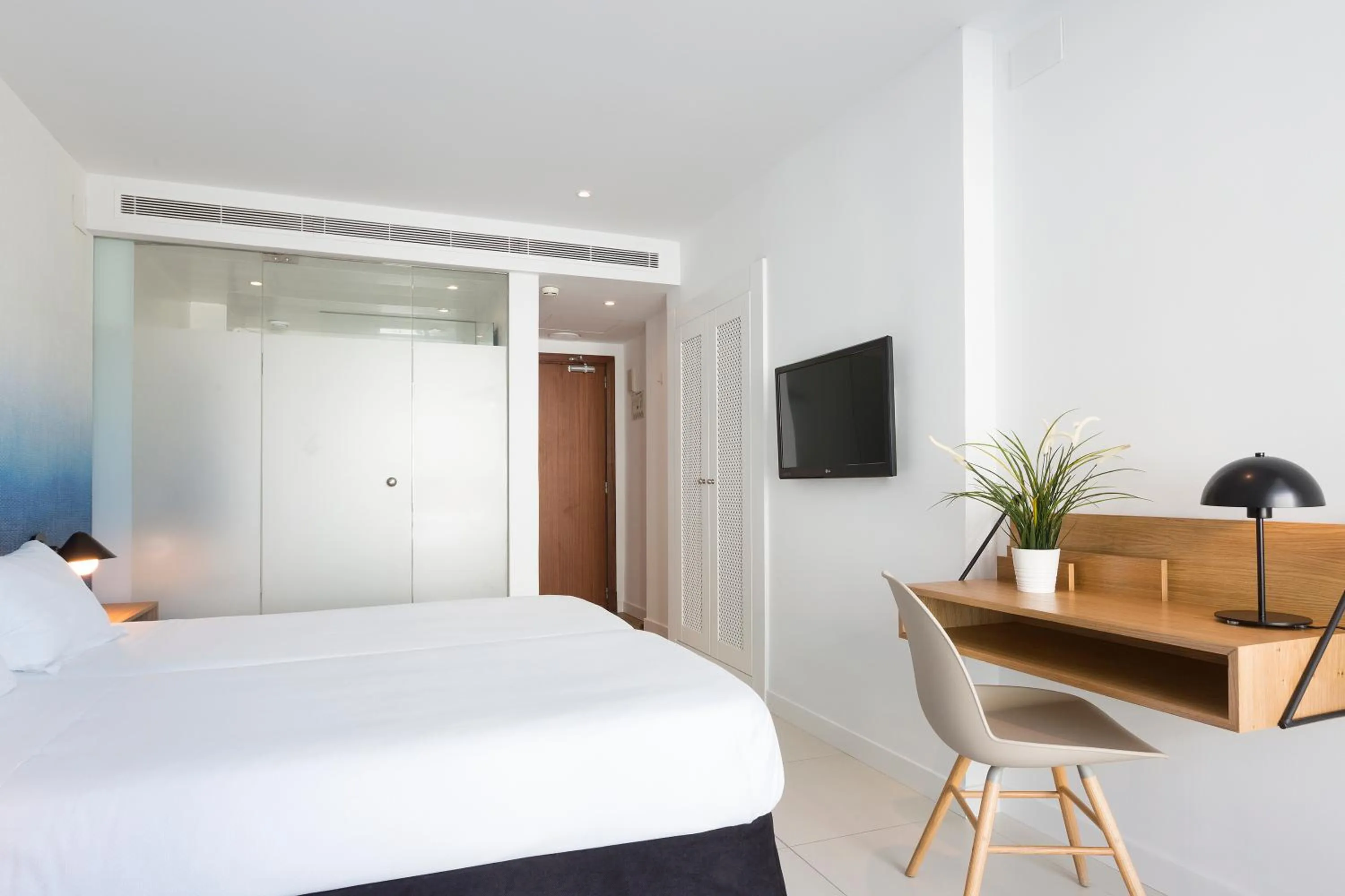 Twin with Lateral Sea View with Balcony (3 Adults) in HM Tropical