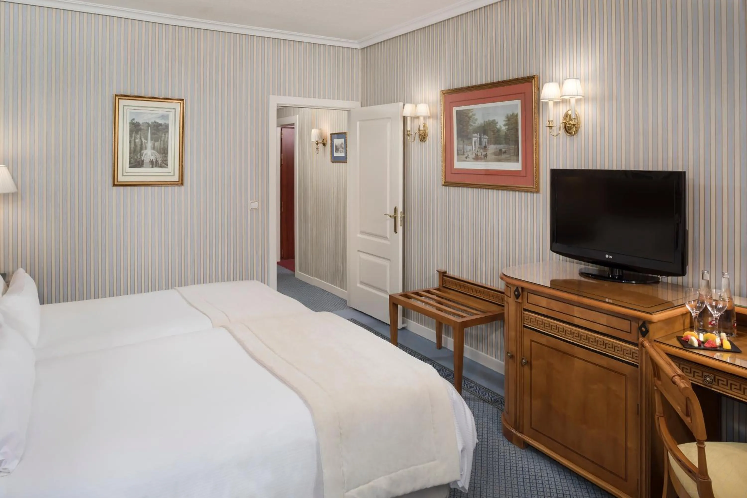 Family Communicated Rooms (2 Adults + 2 Children) in Melia Castilla