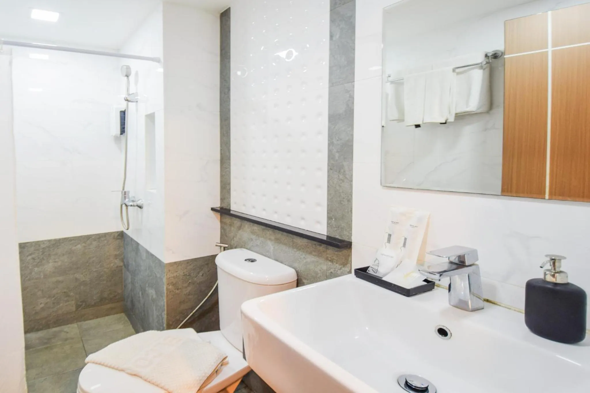 Queen Room in City Park Hotel Bangkok Pratunam by PCL